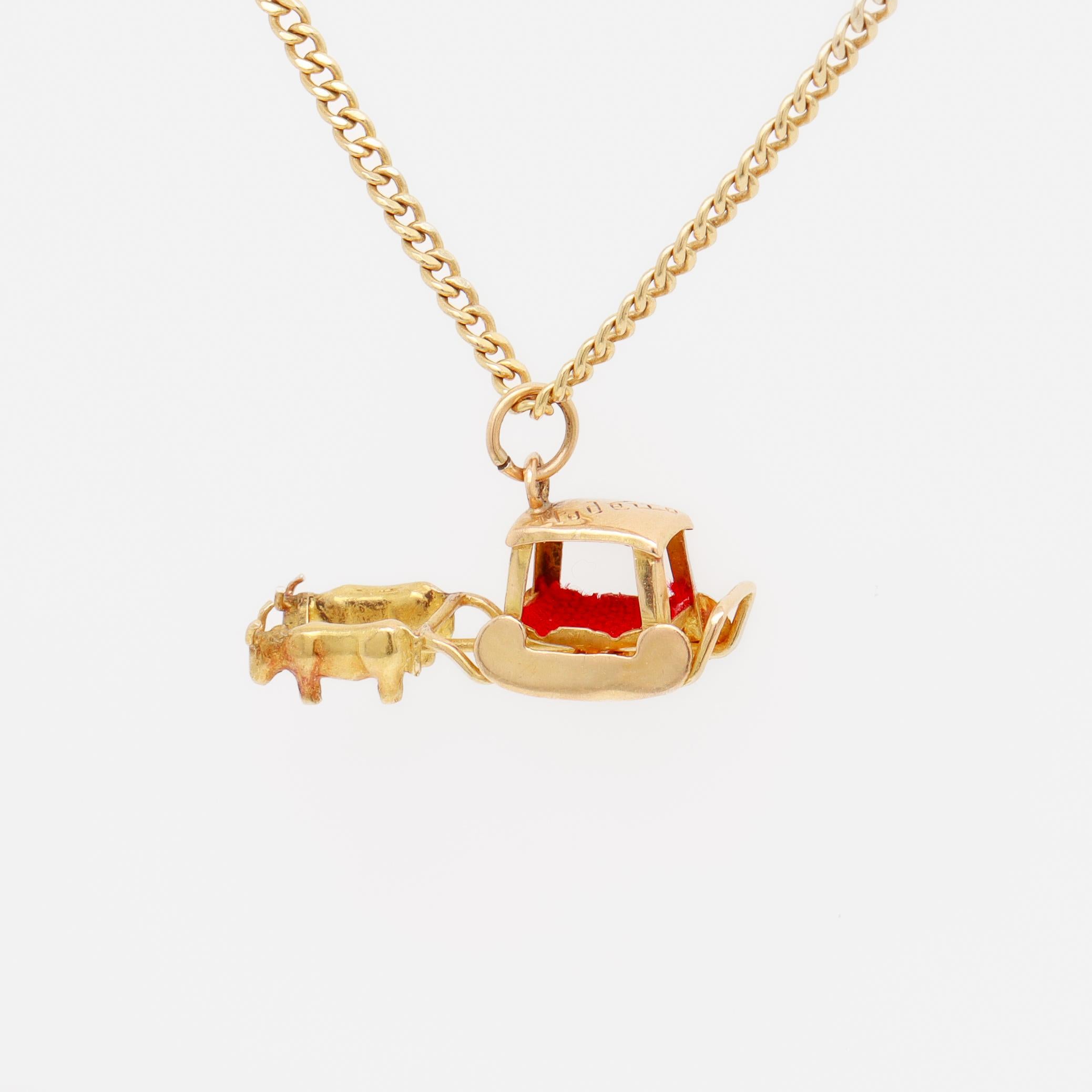 Vintage Madéira Souvenir Or 18k Charm Figural avec un bœuf tirant un traîneau Pour femmes en vente