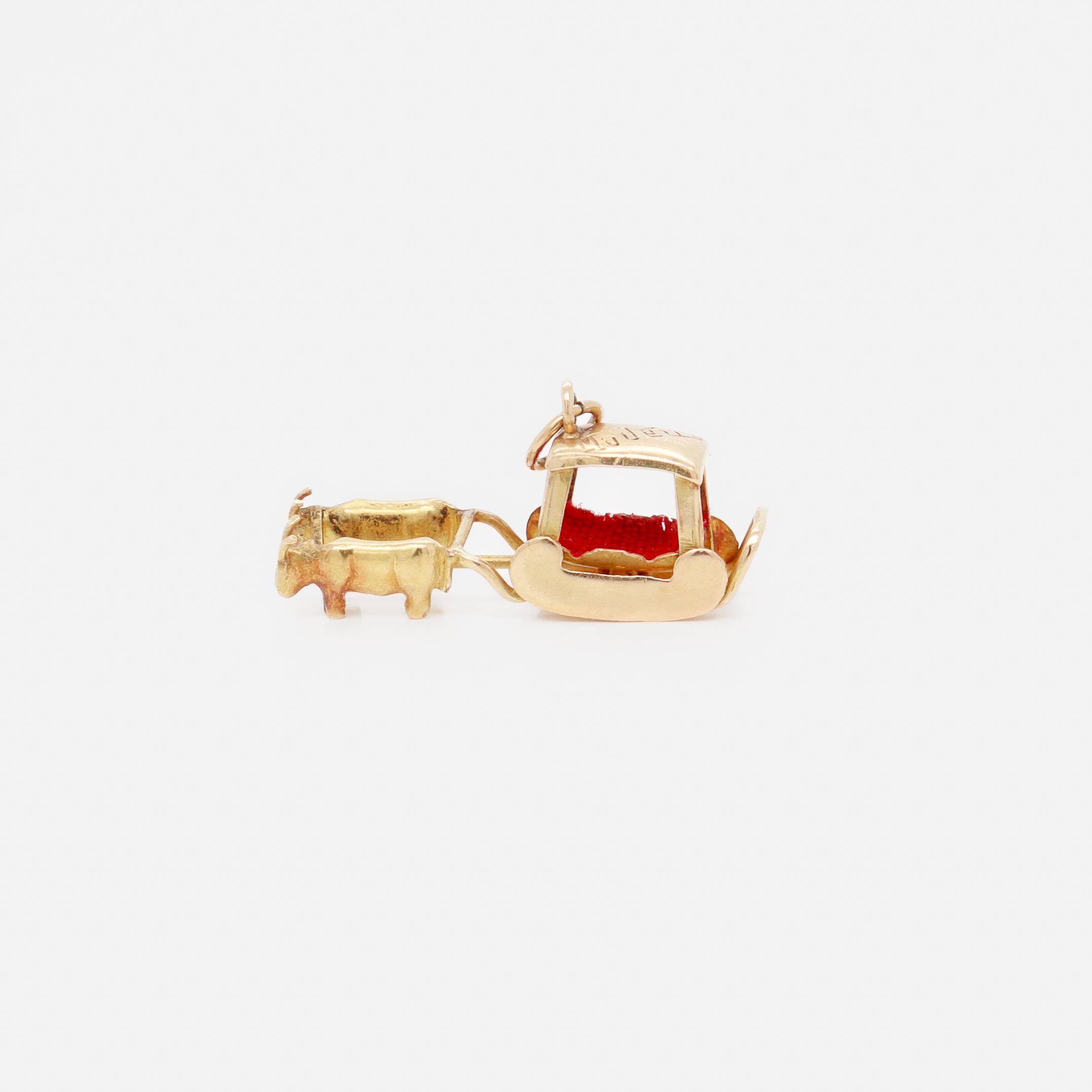 Vintage Madéira Souvenir Or 18k Charm Figural avec un bœuf tirant un traîneau en vente 1