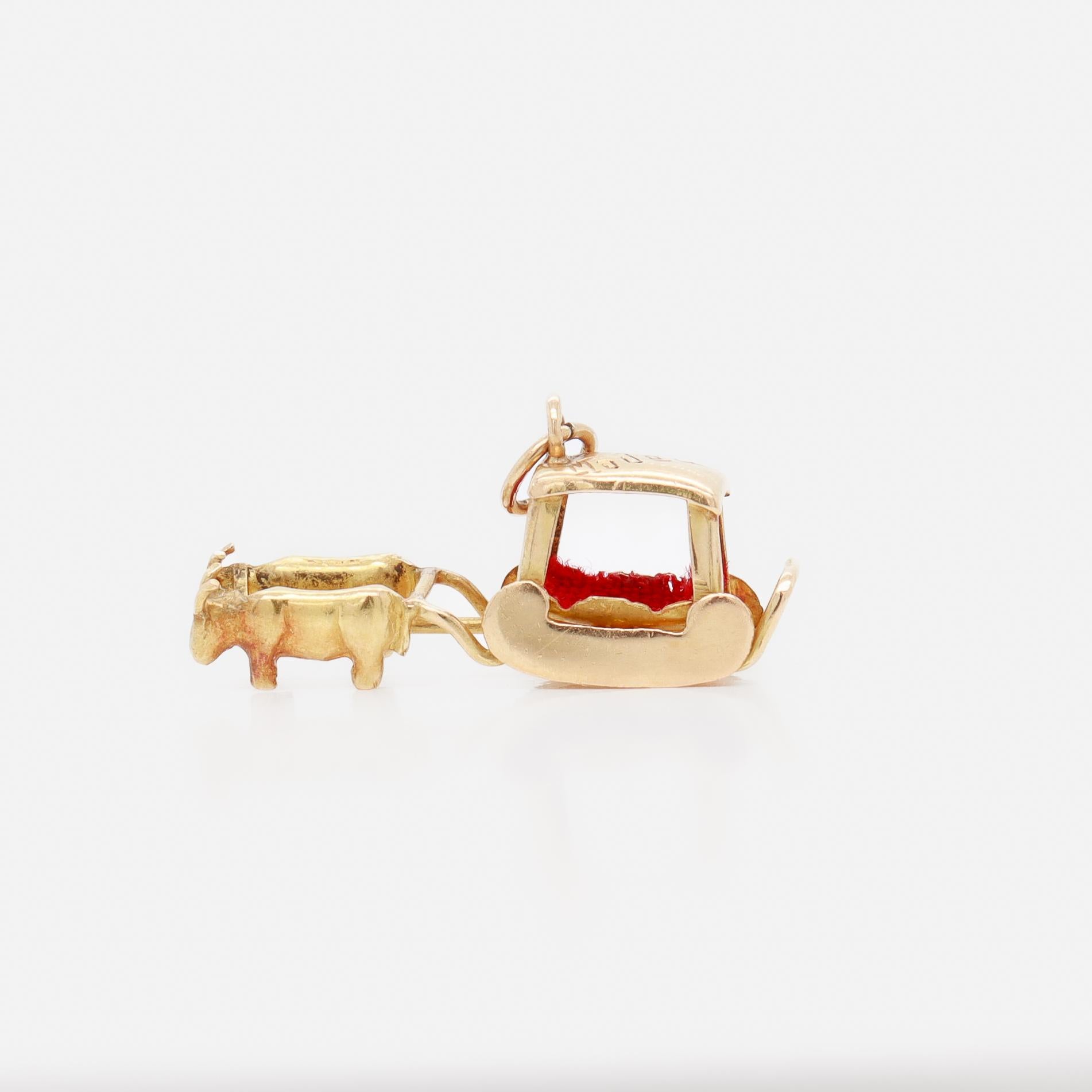 Vintage Madéira Souvenir Or 18k Charm Figural avec un bœuf tirant un traîneau en vente 2