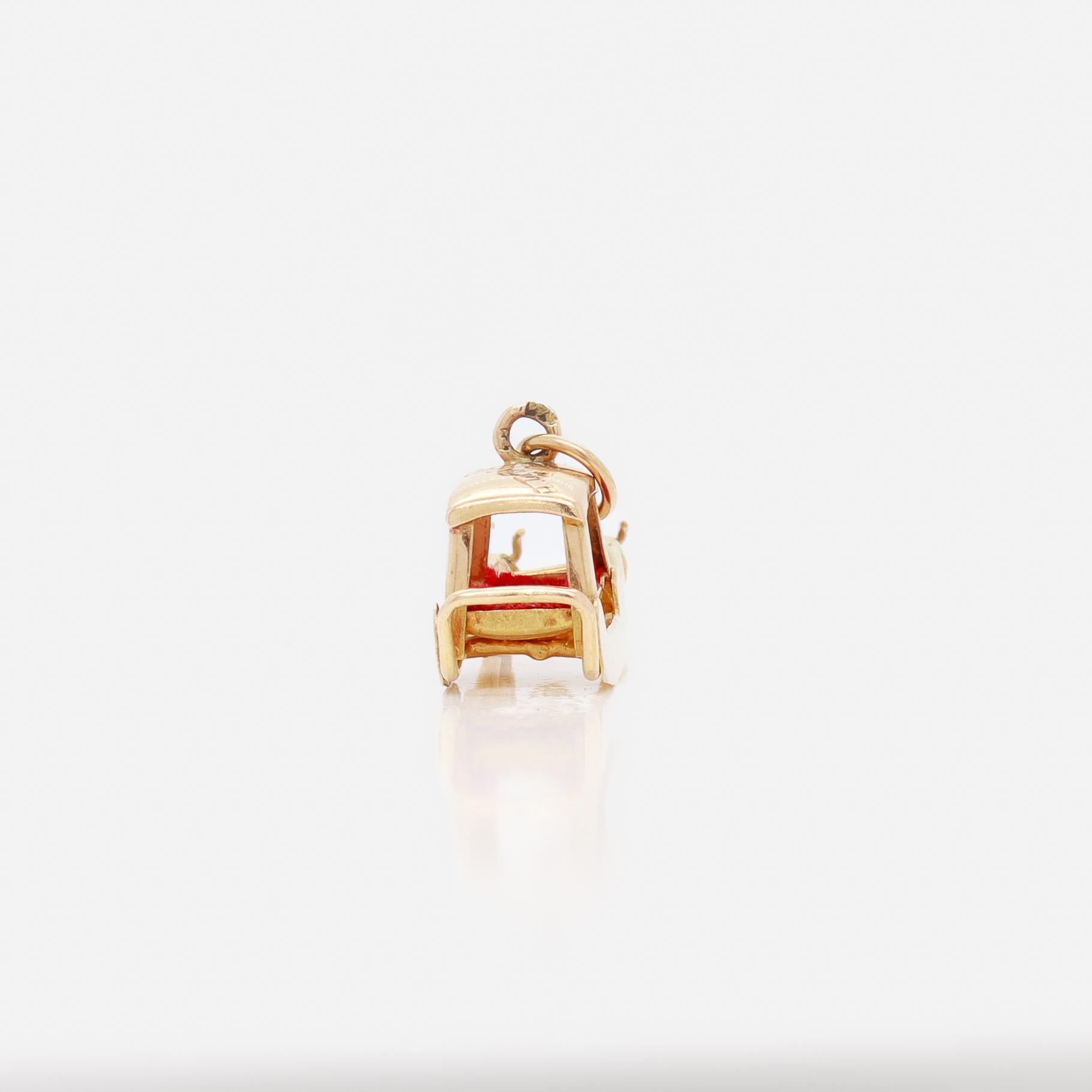 Vintage Madéira Souvenir Or 18k Charm Figural avec un bœuf tirant un traîneau en vente 3
