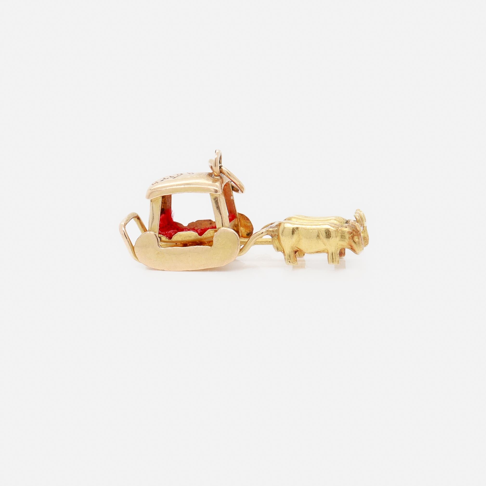 Vintage Madéira Souvenir Or 18k Charm Figural avec un bœuf tirant un traîneau en vente 4