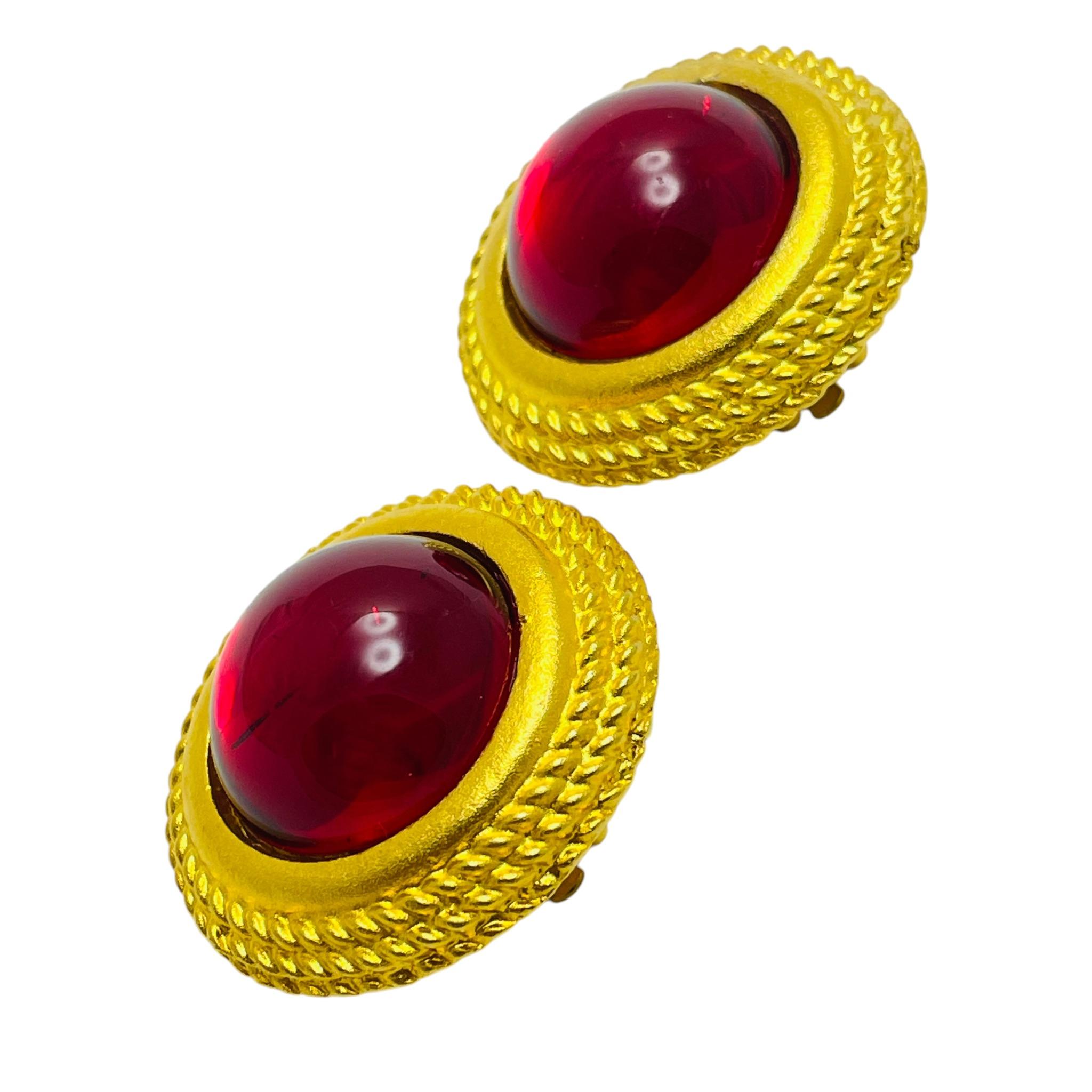 DETAILS

• signed MAEVE CARR 

• gold tone with glass 

• vintage designer earrings 

MEASUREMENTS  

• 

CONDITION

•  very good vintage condition with minimal signs of wear 

 Sku 48

❤️❤️  VINTAGE DESIGNER JEWELRY ❤️❤️

❤️❤️  ALEXANDER’S BOUTIQUE