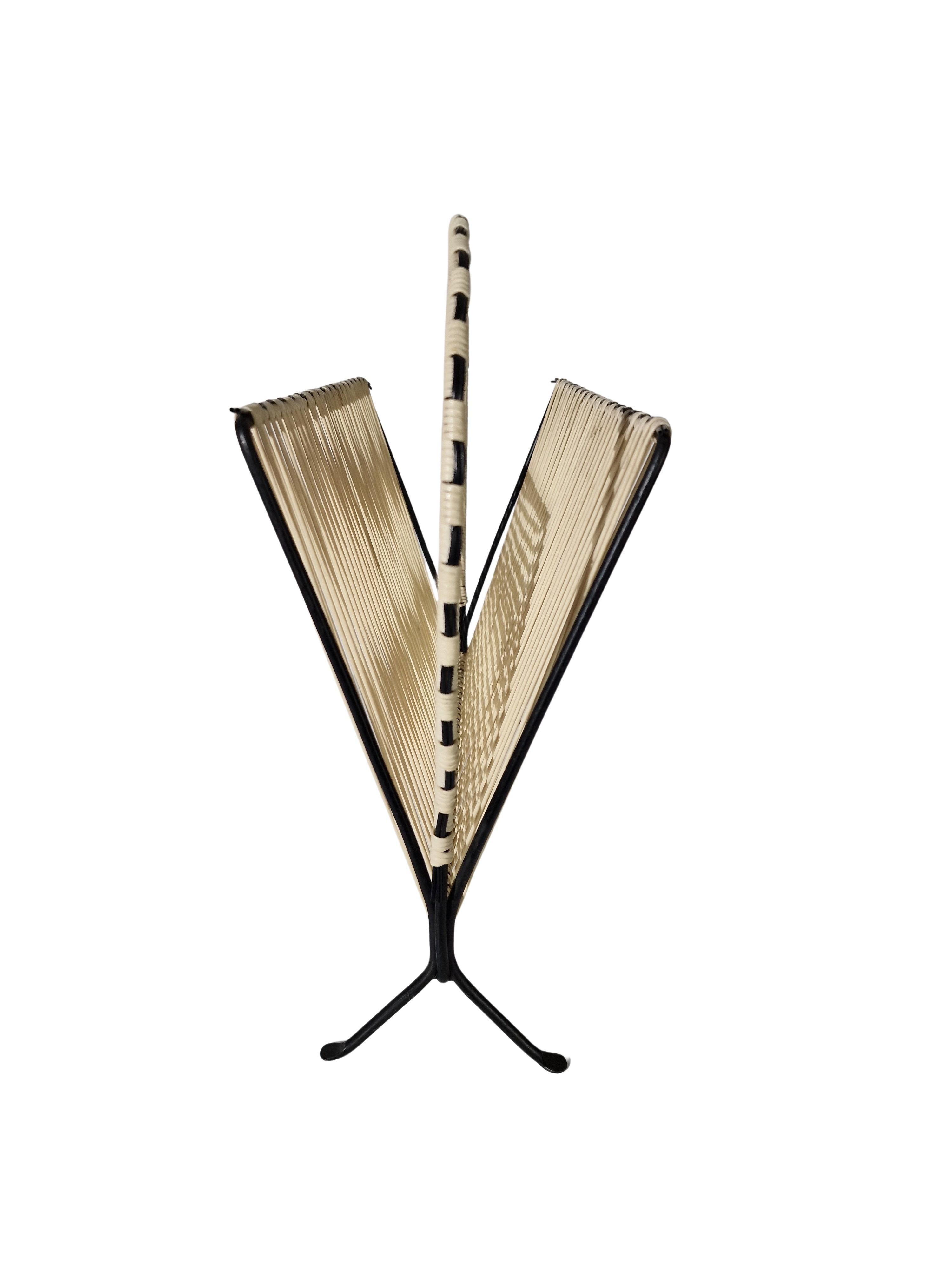 Vintage magazine holder newspaper rack, string Design, 1950s, Italy For Sale 4