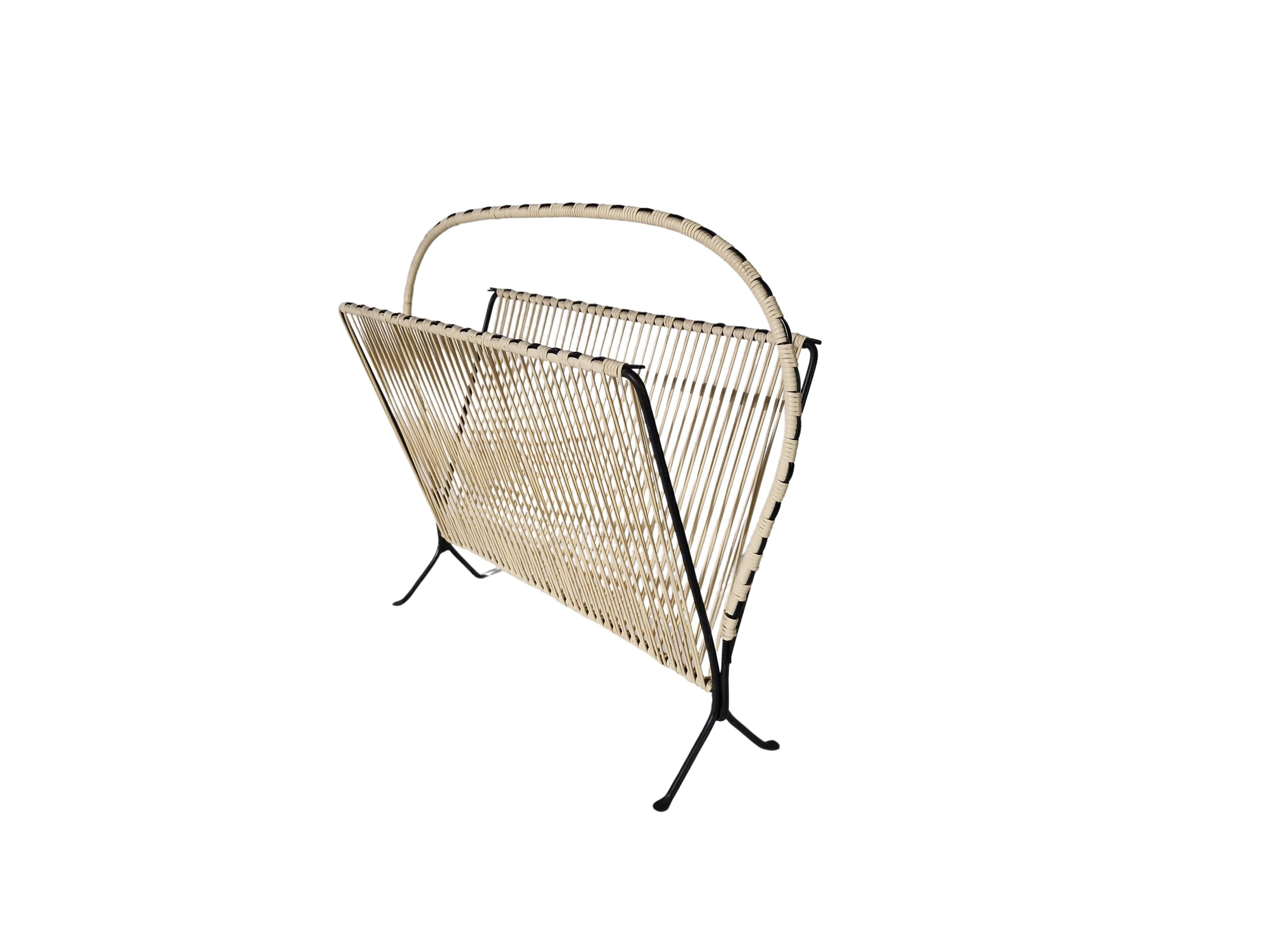 Vintage magazine holder newspaper rack, string Design, 1950s, Italy In Good Condition For Sale In Wien, AT