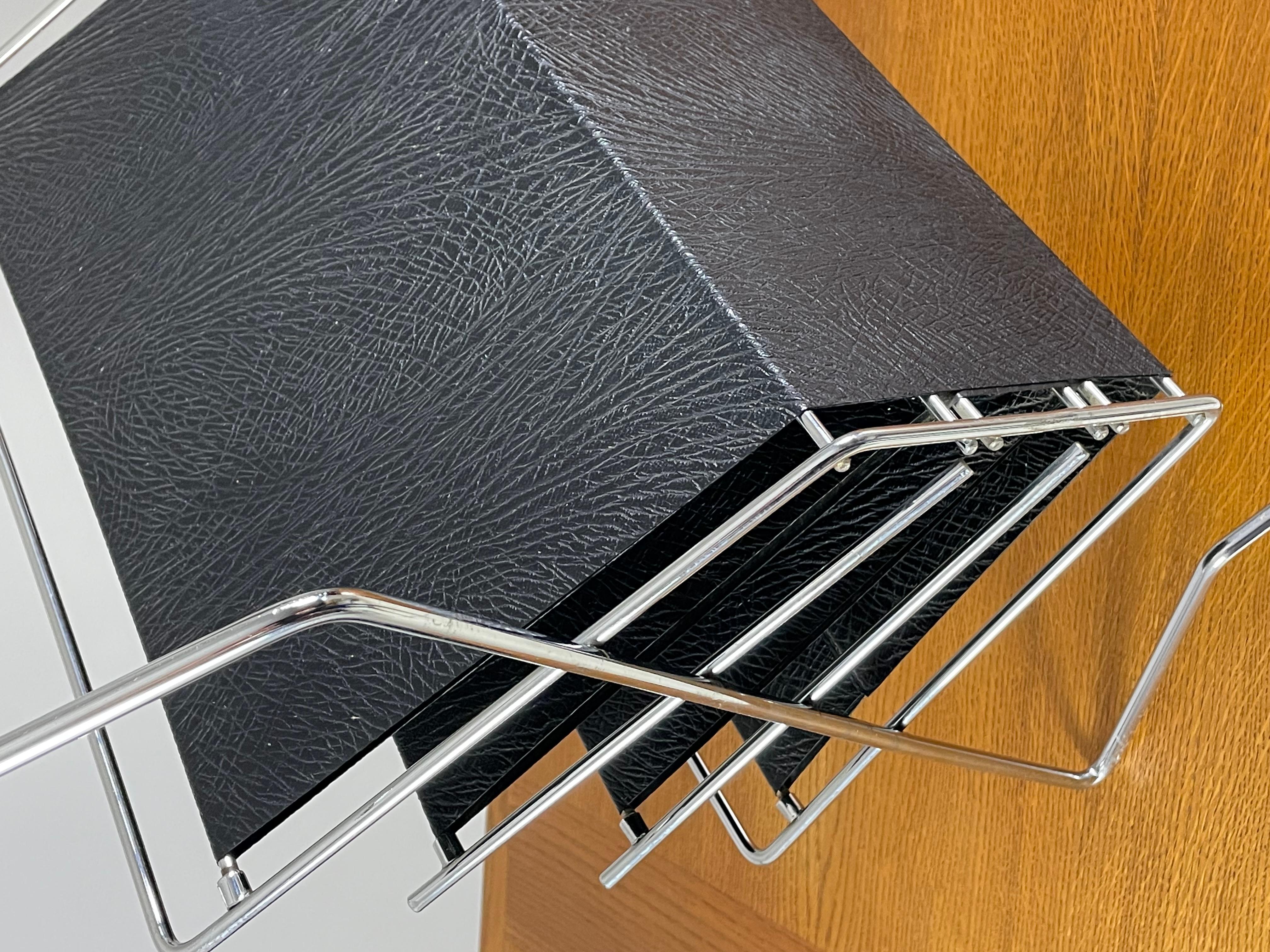 Vintage magazine rack by voss, germany, 1960. Good condition and very elegant design. Dimensions: l42 X d22 X h54 cm.