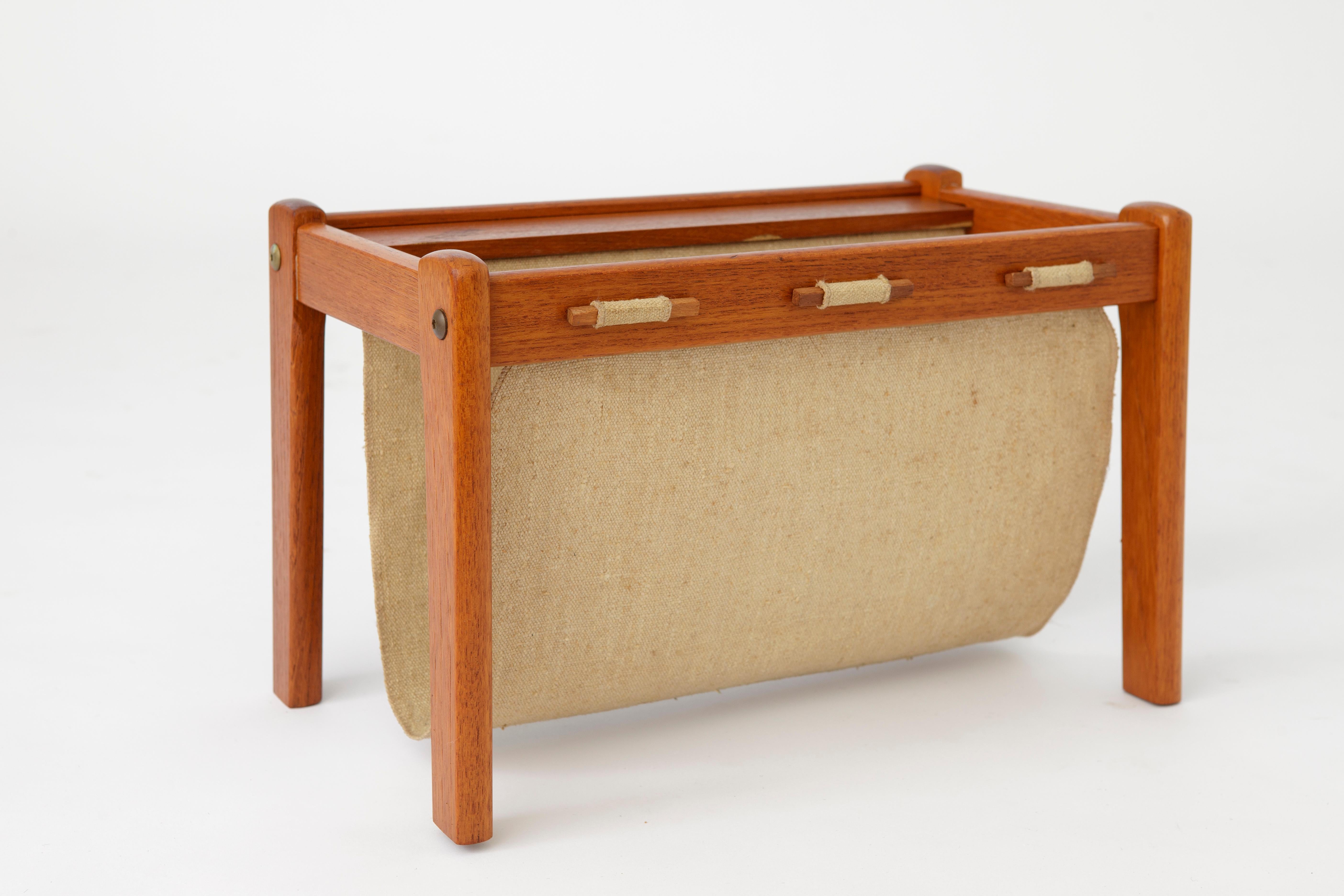 Mid-Century Modern Vintage magazine rack from the 1960s-1970s For Sale
