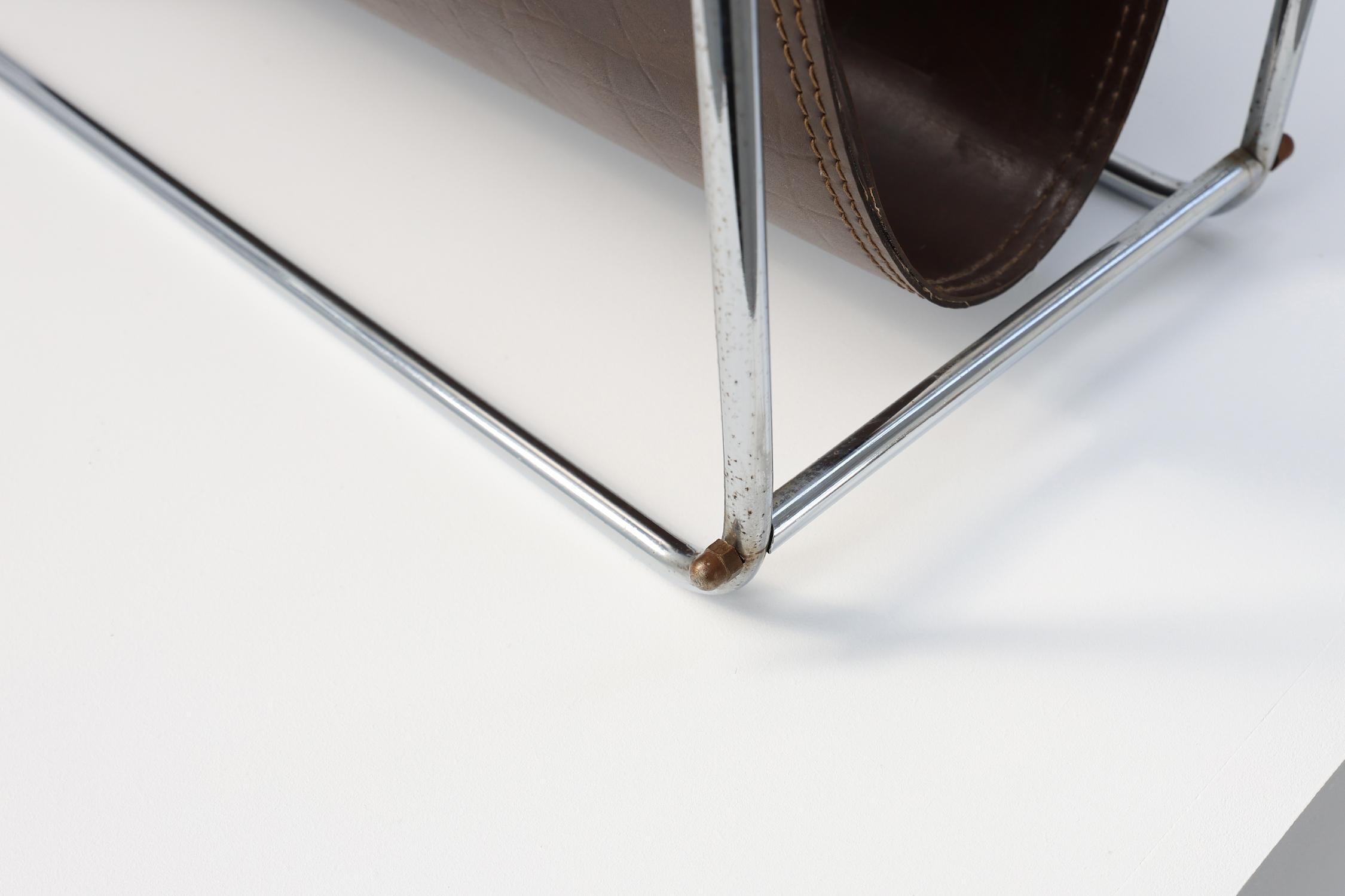 Vintage Magazine rack in chrome and faux leather, France 1960s For Sale 3