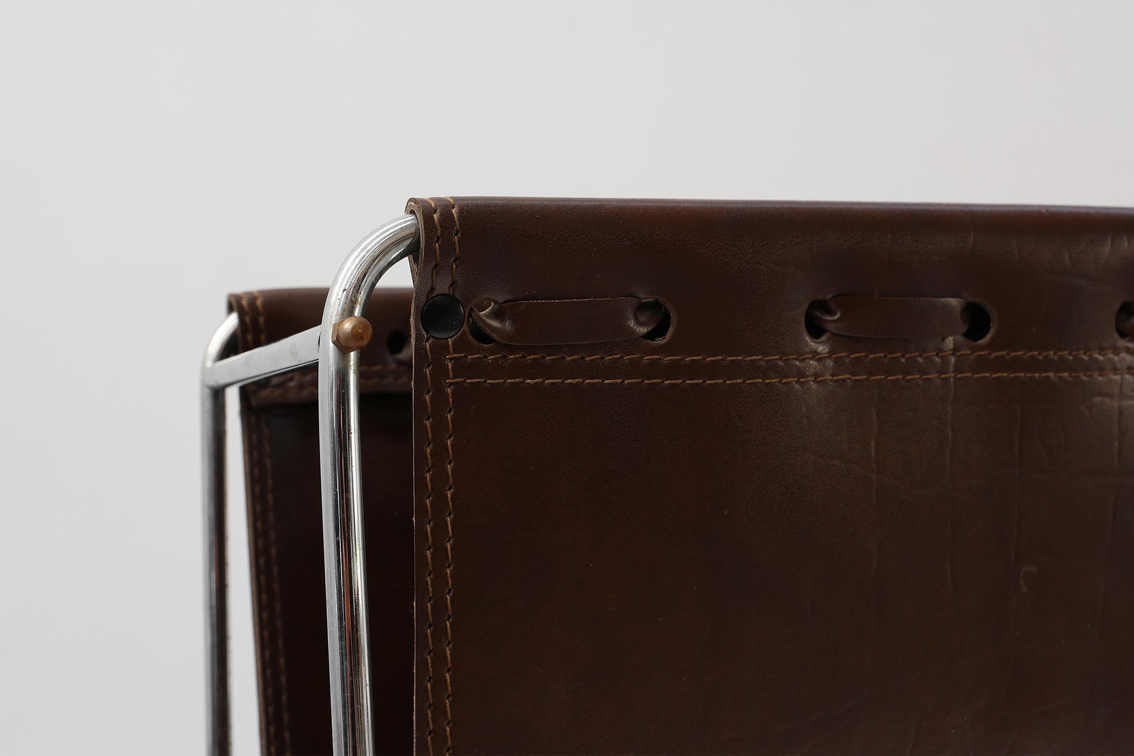 France / 1960 / Magazine rack / chrome and faux leather / Mid-century / Vintage

Brown faux leather magazine holder with a sleek metal frame, designed in the 1960s in France. This piece exudes pure mid-century charm.

This practical storage solution
