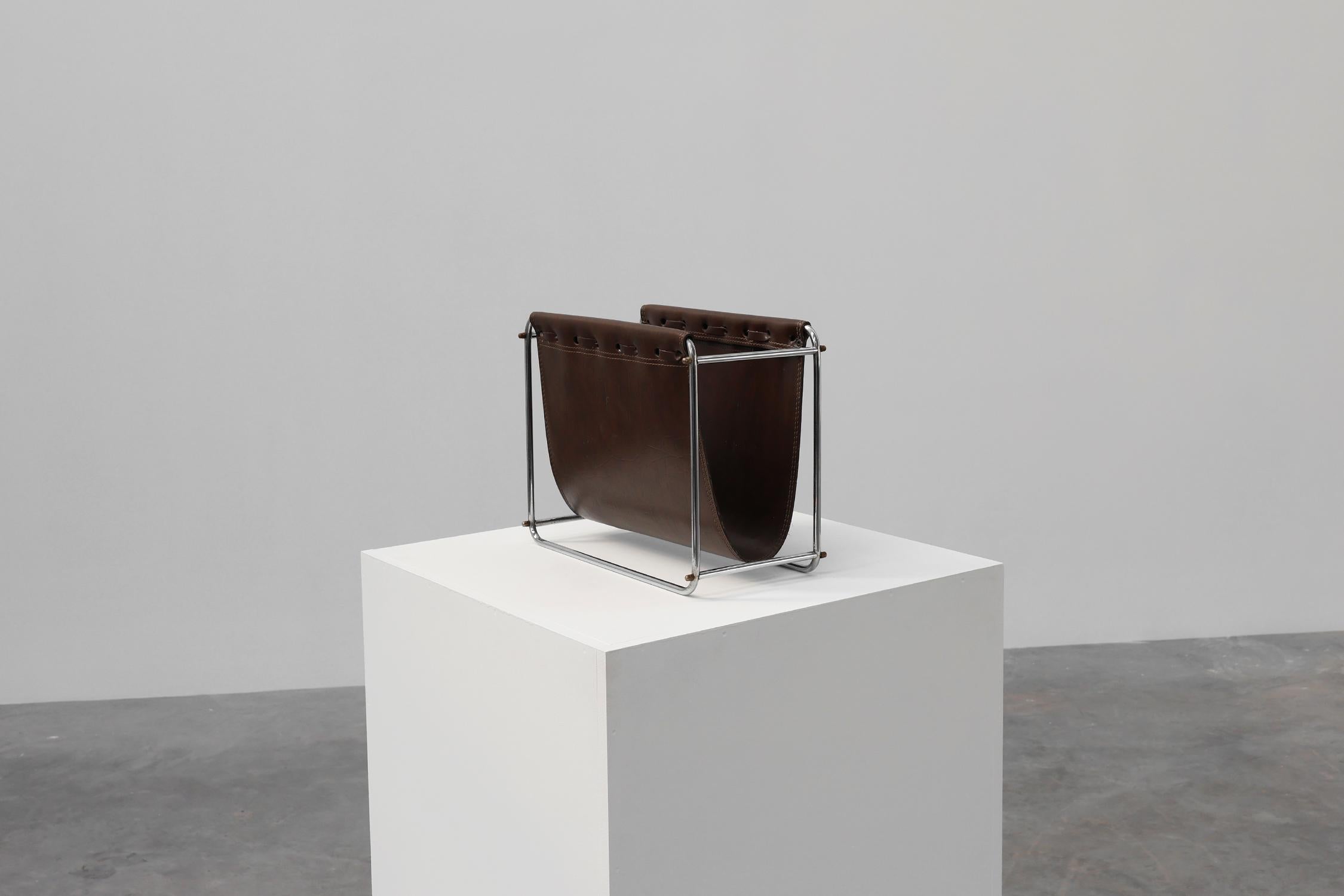 Vintage Magazine rack in chrome and faux leather, France 1960s In Good Condition For Sale In Meulebeke, BE