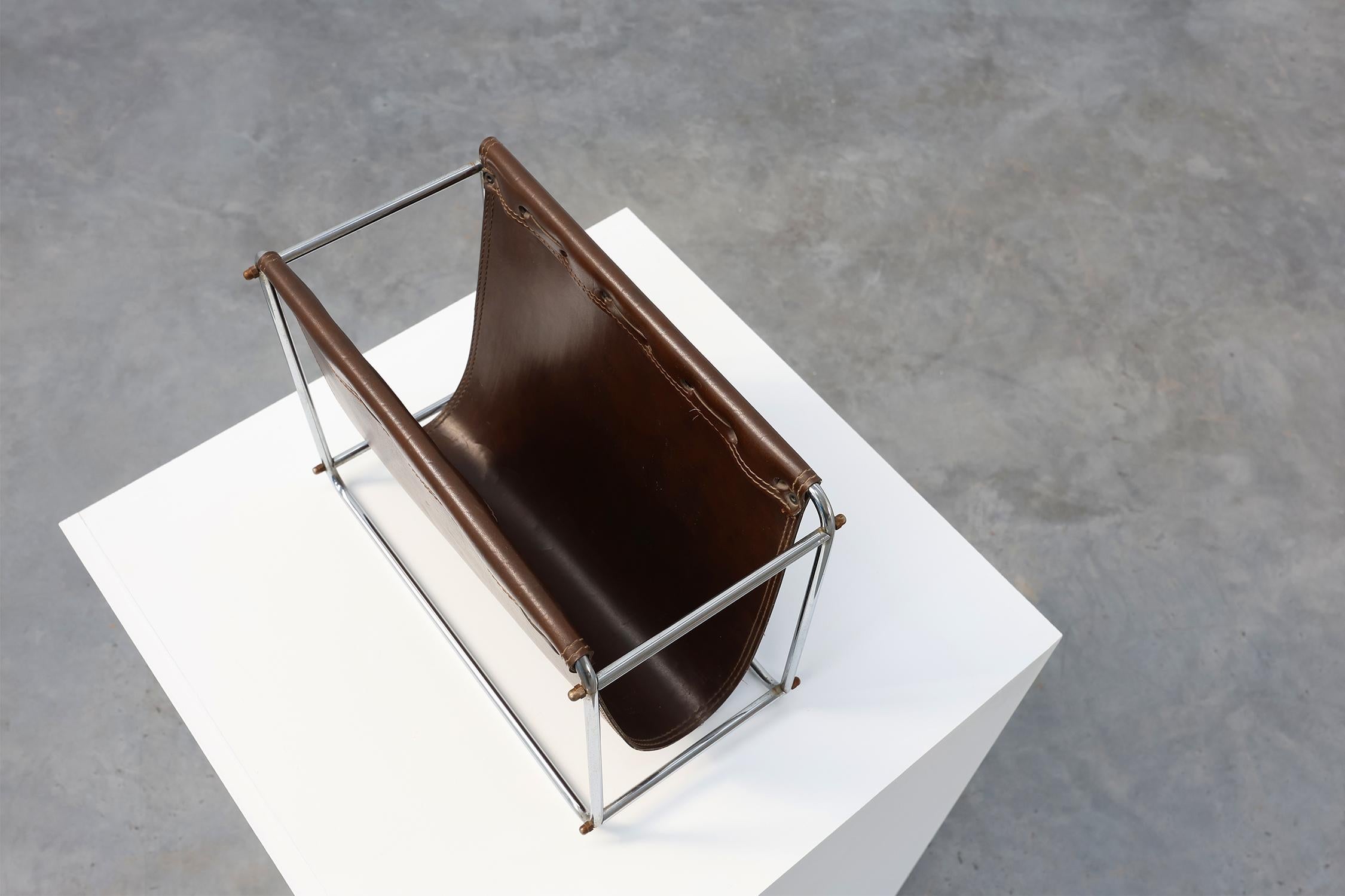 Vintage Magazine rack in chrome and faux leather, France 1960s For Sale 2