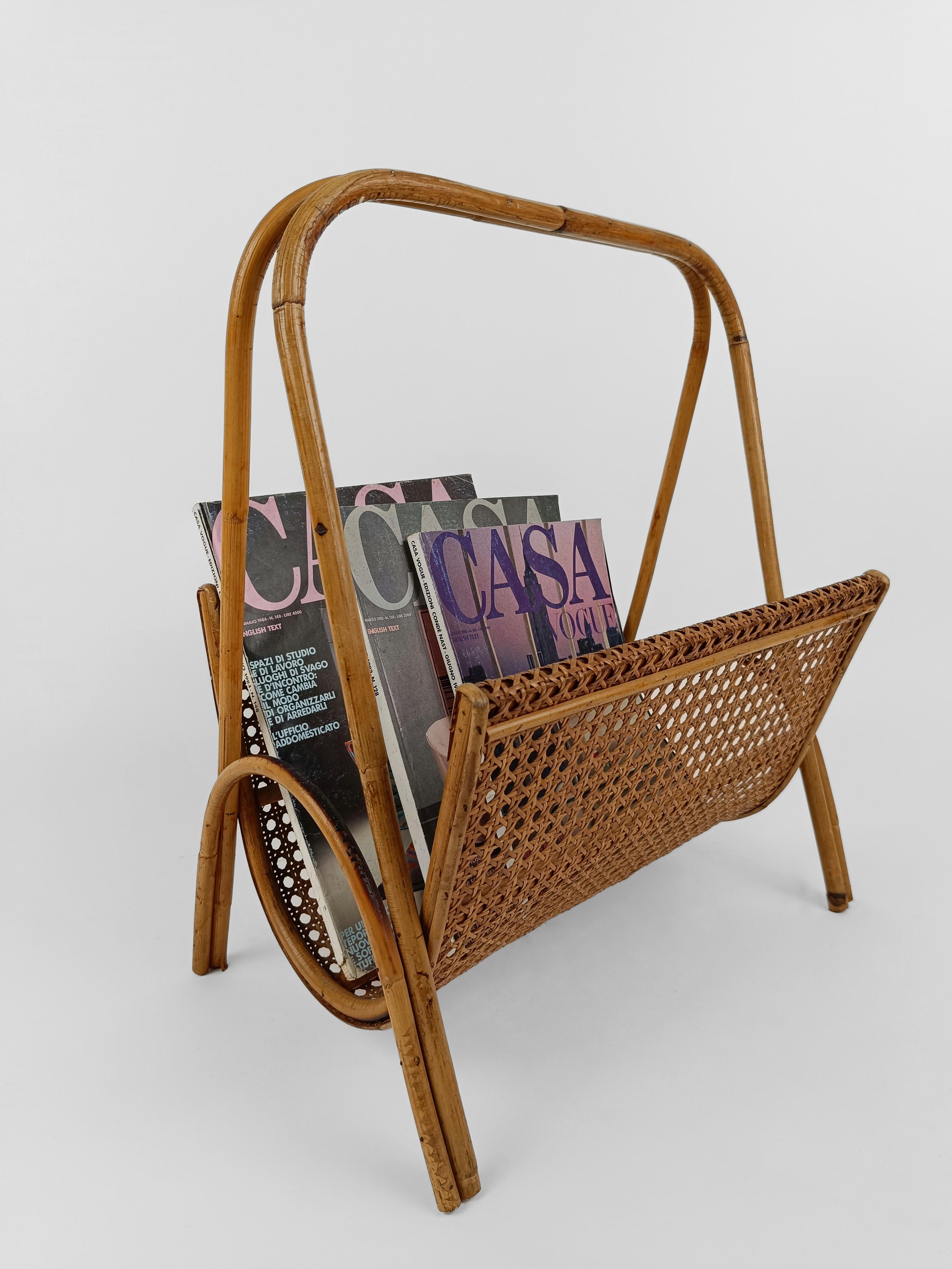 Refined magazine rack made in Italy between the 50s and 60s.
Handmade by flexing thin bamboo and rattan canes, this vintage magazine holder is covered in Vienna straw; the wheat color of the bamboo and other natural fibers used is enriched by the