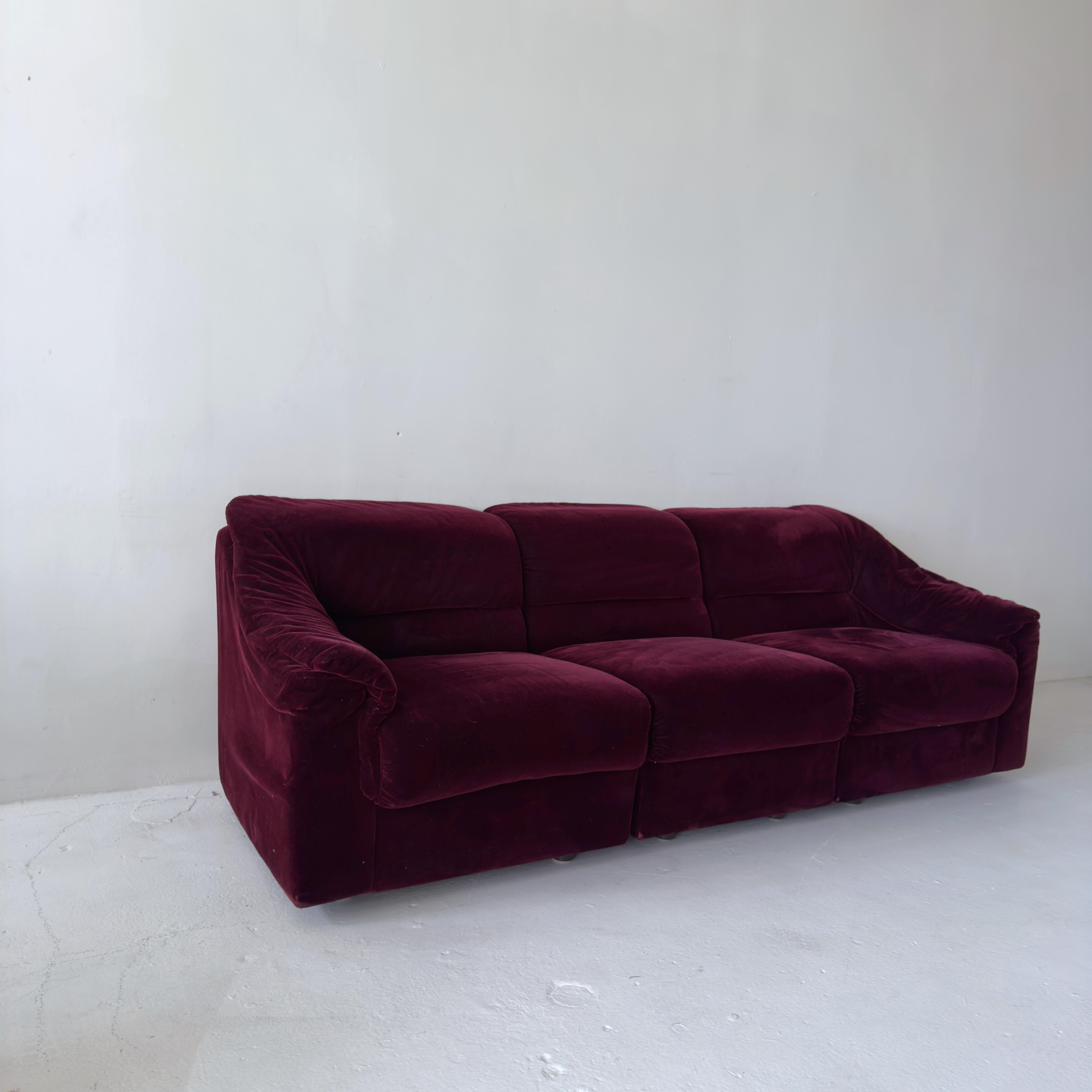 Impresionante sofá seccional vintage de mohair de los años 70 en un intenso tono magenta. Asientos profundos y afelpados estilo club-chair con líneas esculturales. Fabricada por Brayton International (un fabricante de Knoll), esta pieza combina las