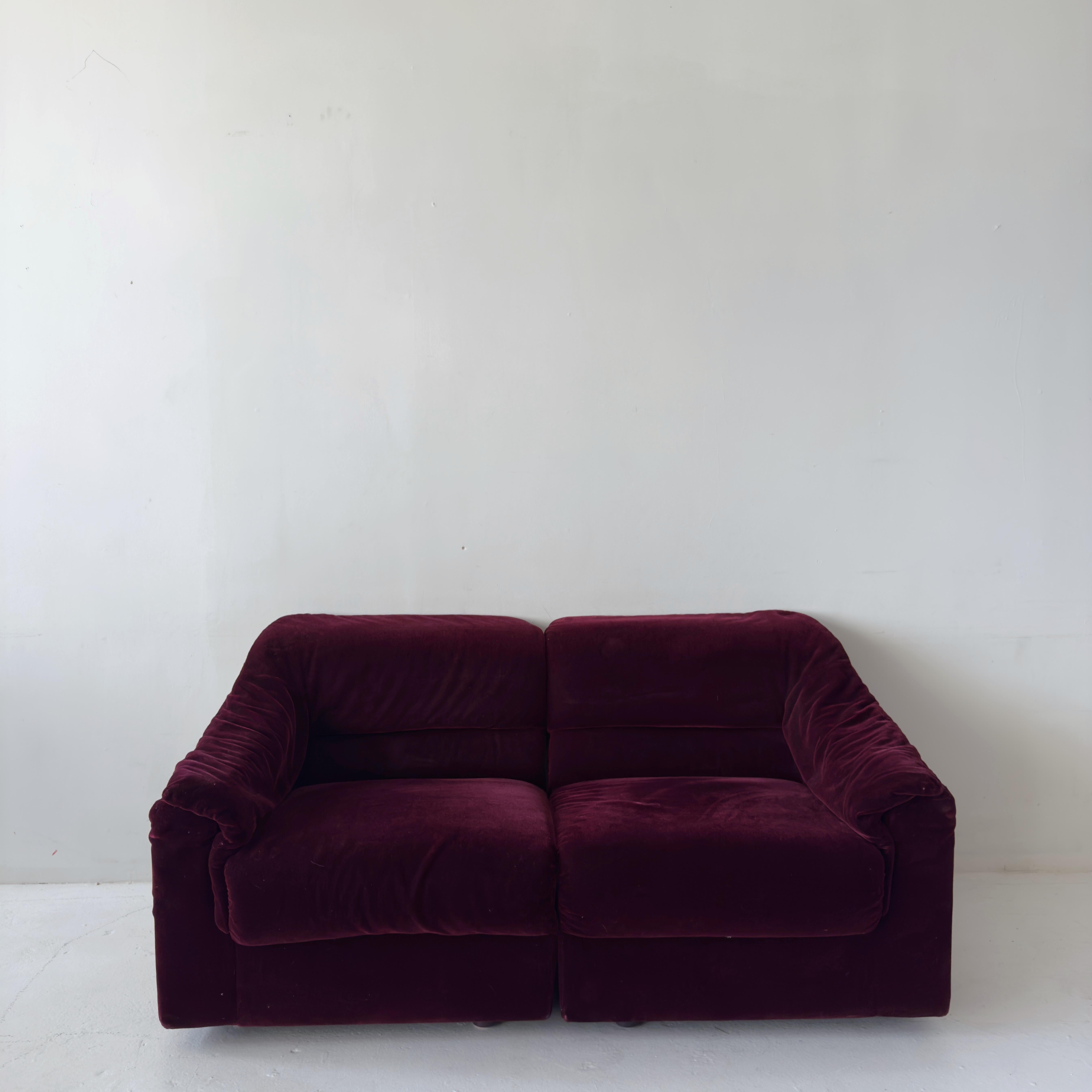 Sofá seccional vintage de mohair magenta, loveseat italiano de los años 70 Moderno de mediados de siglo en venta