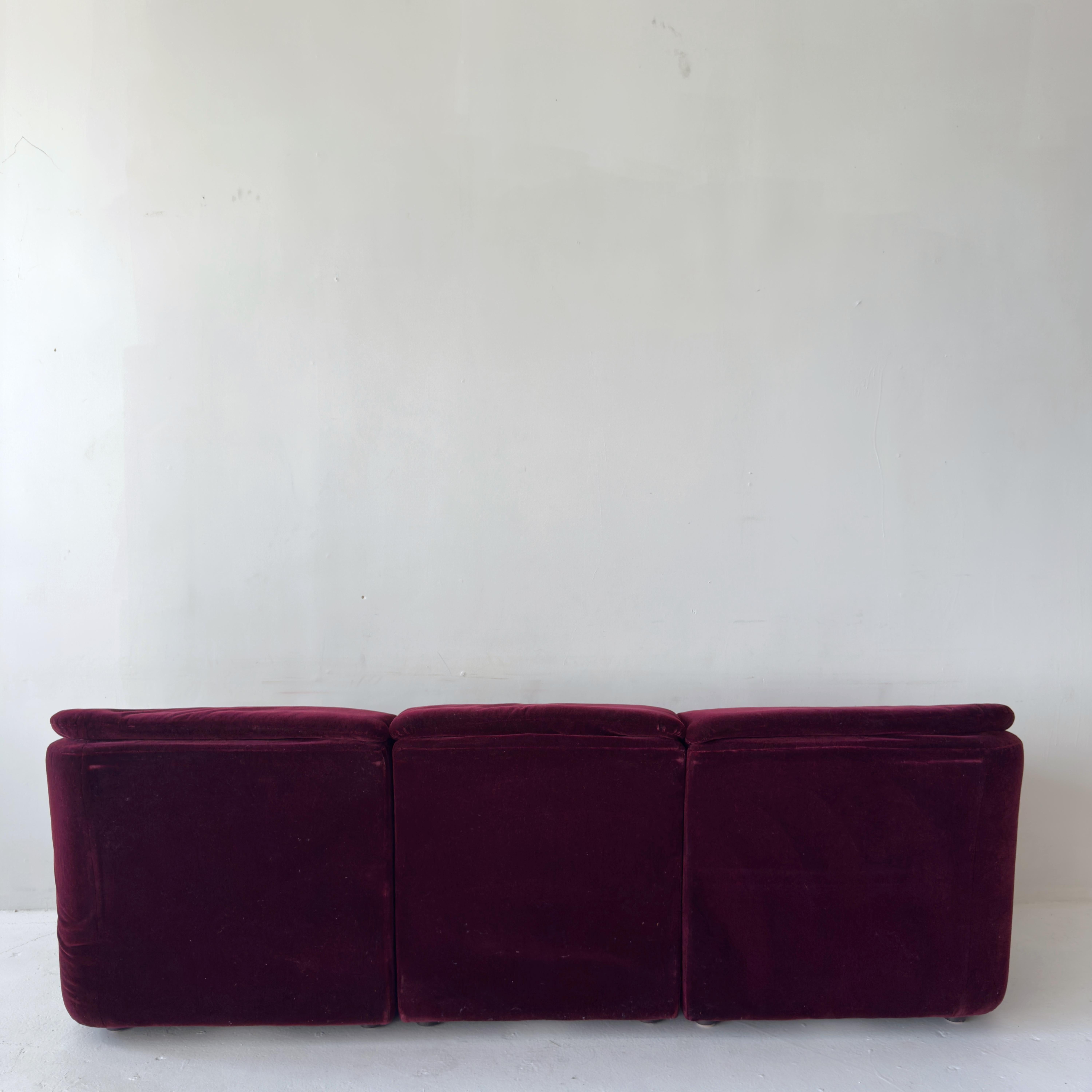 Sofá seccional vintage de mohair magenta, loveseat italiano de los años 70 en Bueno estado para la venta en Los Angeles, CA