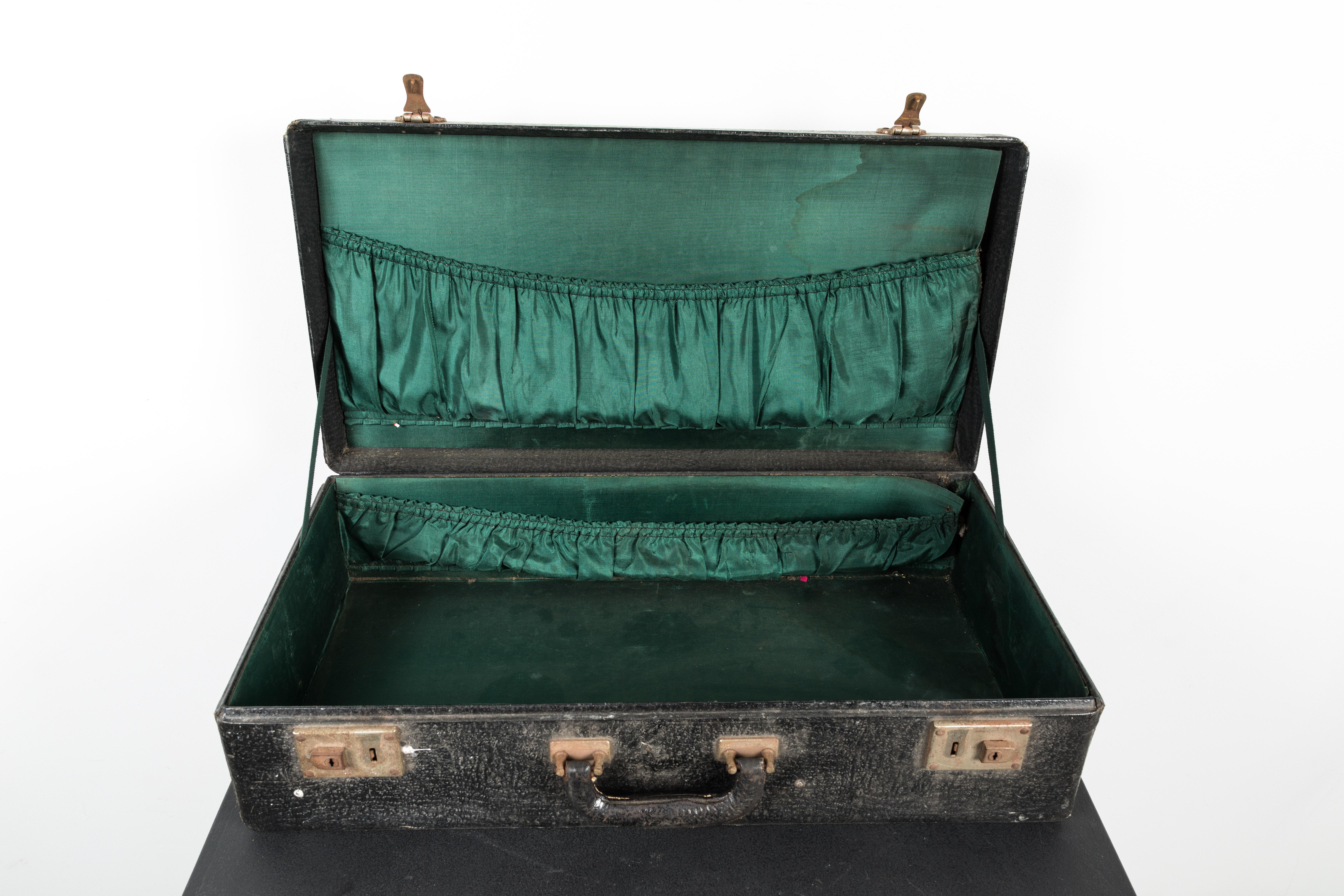 Vintage Zauberer Magie Koffer Hand gemalt Volkskunst (Stoff) im Angebot