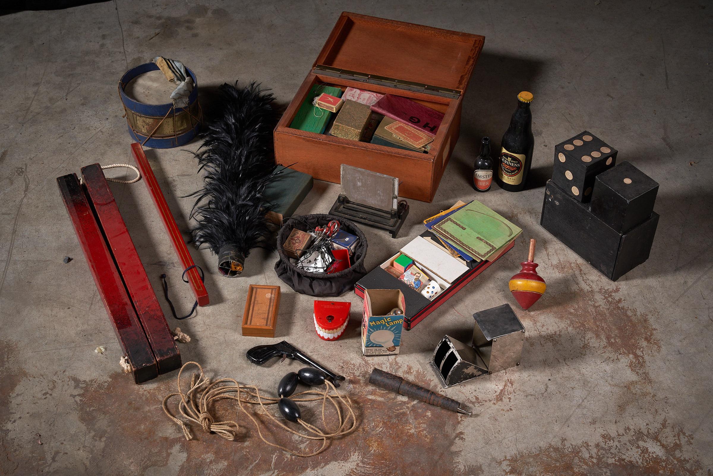 Colección de herramientas de mago vintage - Accesorios y accesorios de magia variados Textil en venta