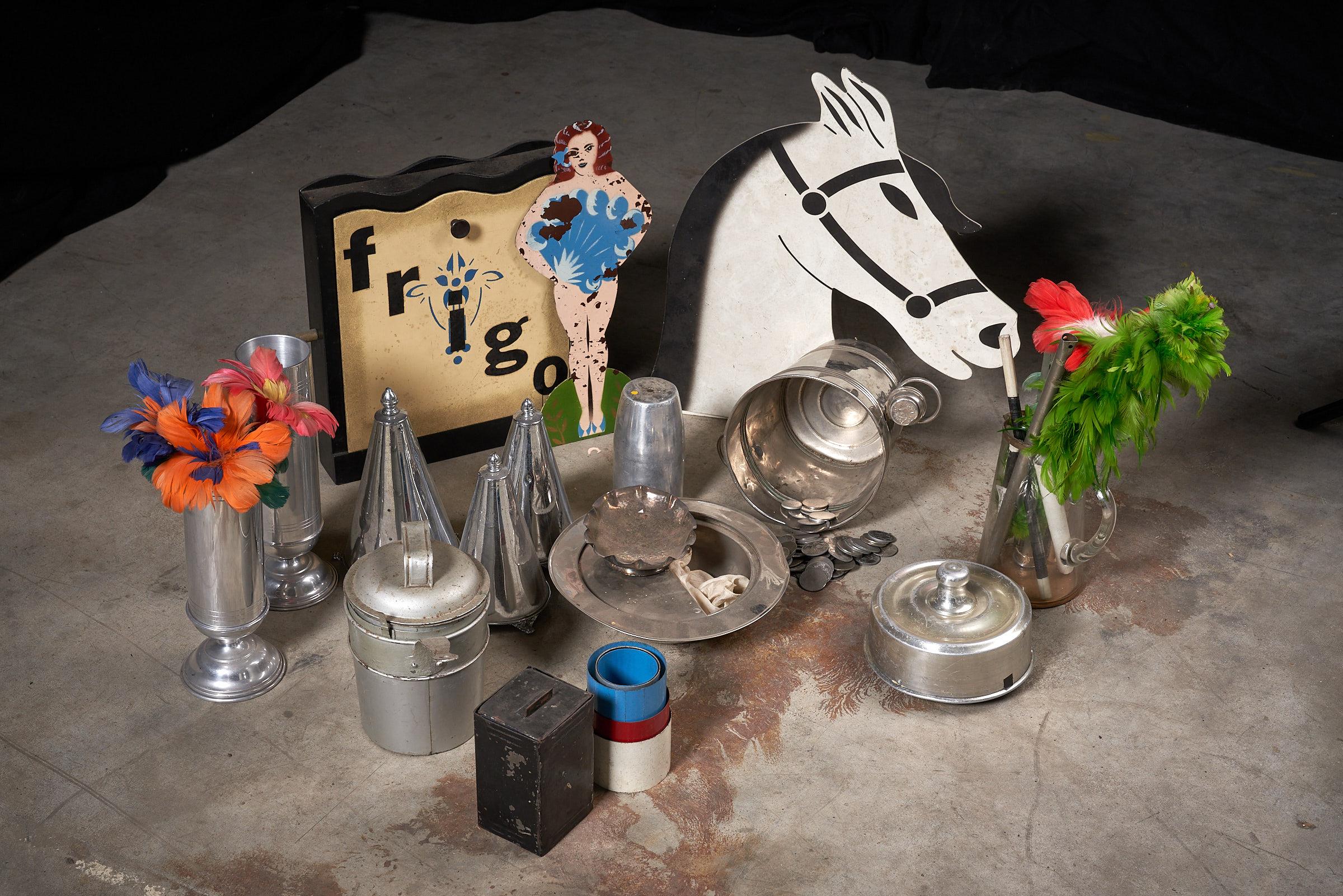 Colección de herramientas de mago vintage - Accesorios y accesorios de magia variados en venta 3