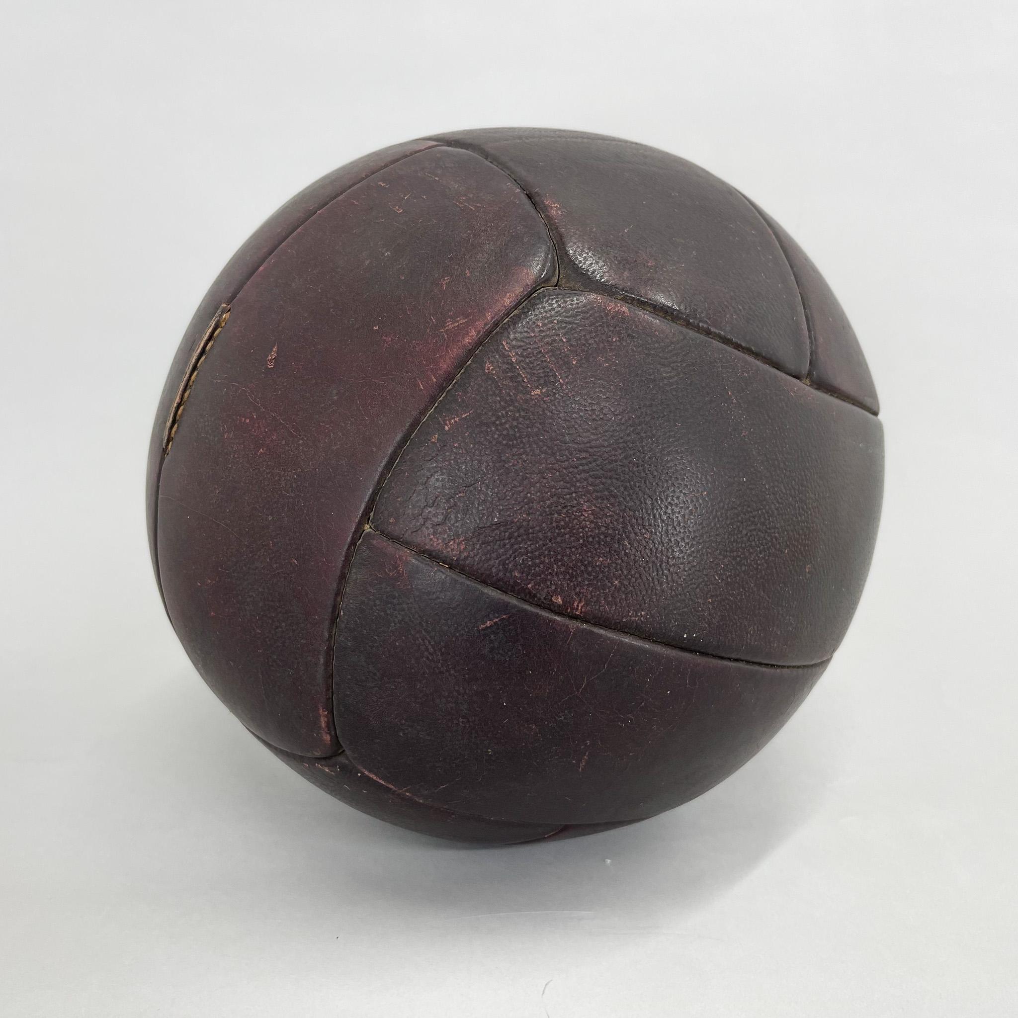 Original Vintage schwere Leder Trainingsball mit schöner Patina. Der Ball wurde in den 1930er Jahren in der ehemaligen Tschechoslowakei aus echtem Leder handgenäht. Er kann als originelles Wohnaccessoire oder als stilvolle Trainingshilfe verwendet