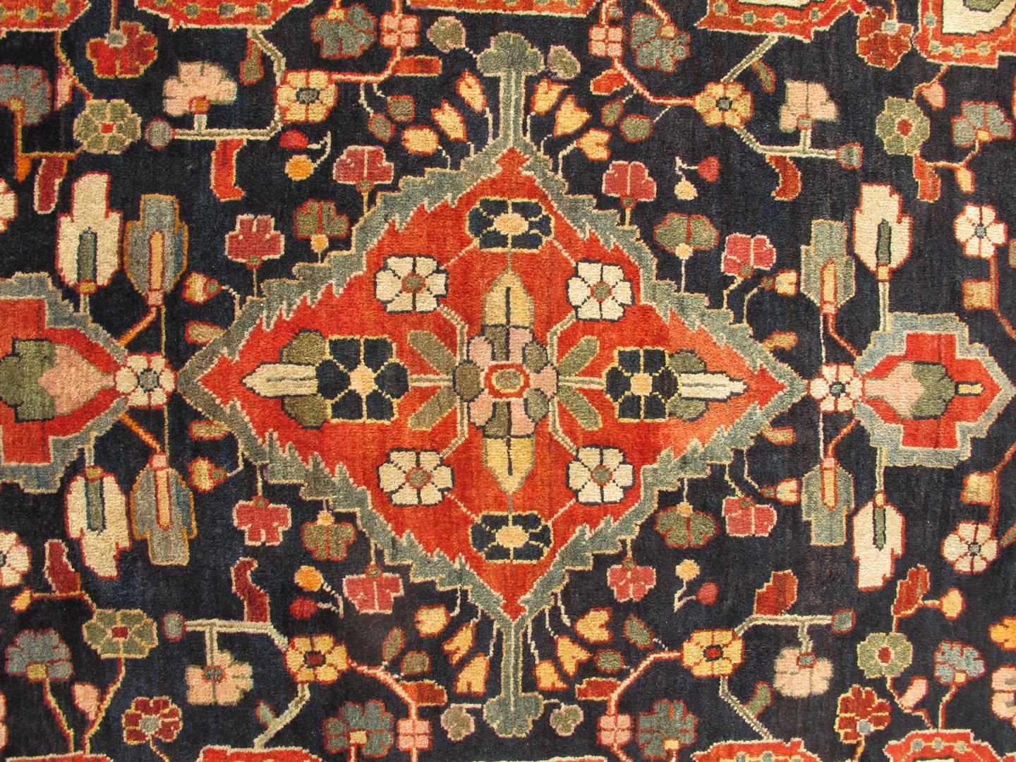 Lagenmedaillon Mahal Vintage Teppich aus Persien in mehreren Farben, Teppich H-204-21-41, Herkunftsland / Typ: Iran / Mahal, um 1950

Diese alte persische Mahal-Galerie aus dem Nordwesten Irans zeigt ein geometrisches Medaillonmuster und eine