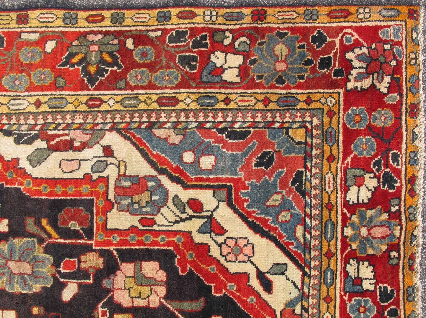 Mahal-Galerie-Teppich mit verschnörkeltem Medaillon auf marineblauem Feld (Sultanabad) im Angebot
