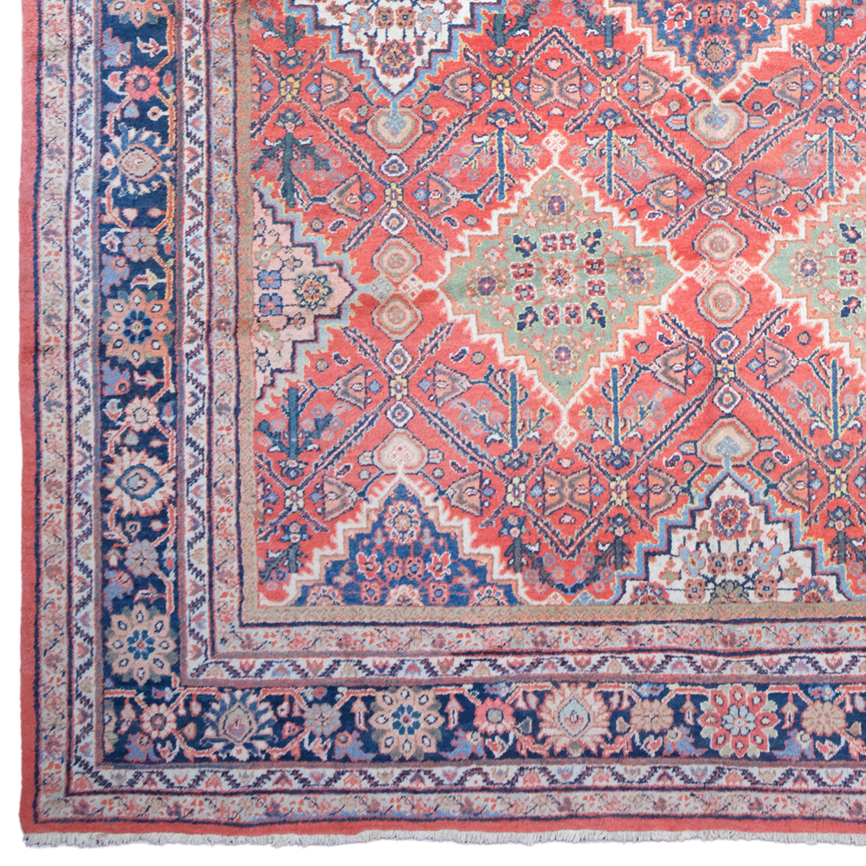 Dieser antike Mahal-Teppich aus dem frühen 20. Jahrhundert zeichnet sich durch seine satten Farben, sein kompliziertes Muster und seine handgewebte Kunstfertigkeit aus.

Muster und Farben: Dieser Teppich ist mit einem komplizierten Muster in tiefen