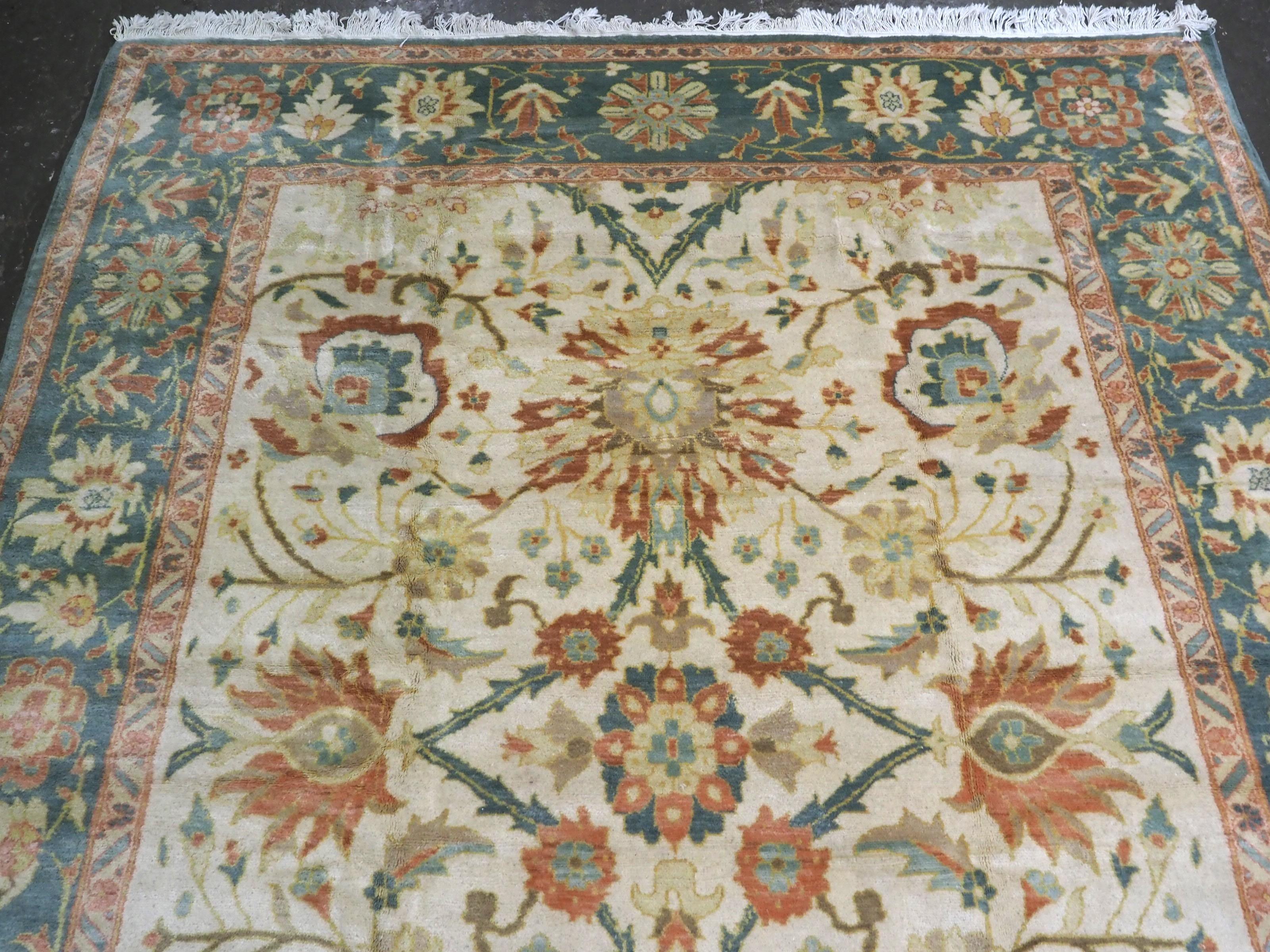 Vintage Mahal-Teppich im Vintage-Stil im Mahal-Stil mit großformatigem Design auf elfenbeinfarbenem Grund. (Kaukasisch) im Angebot