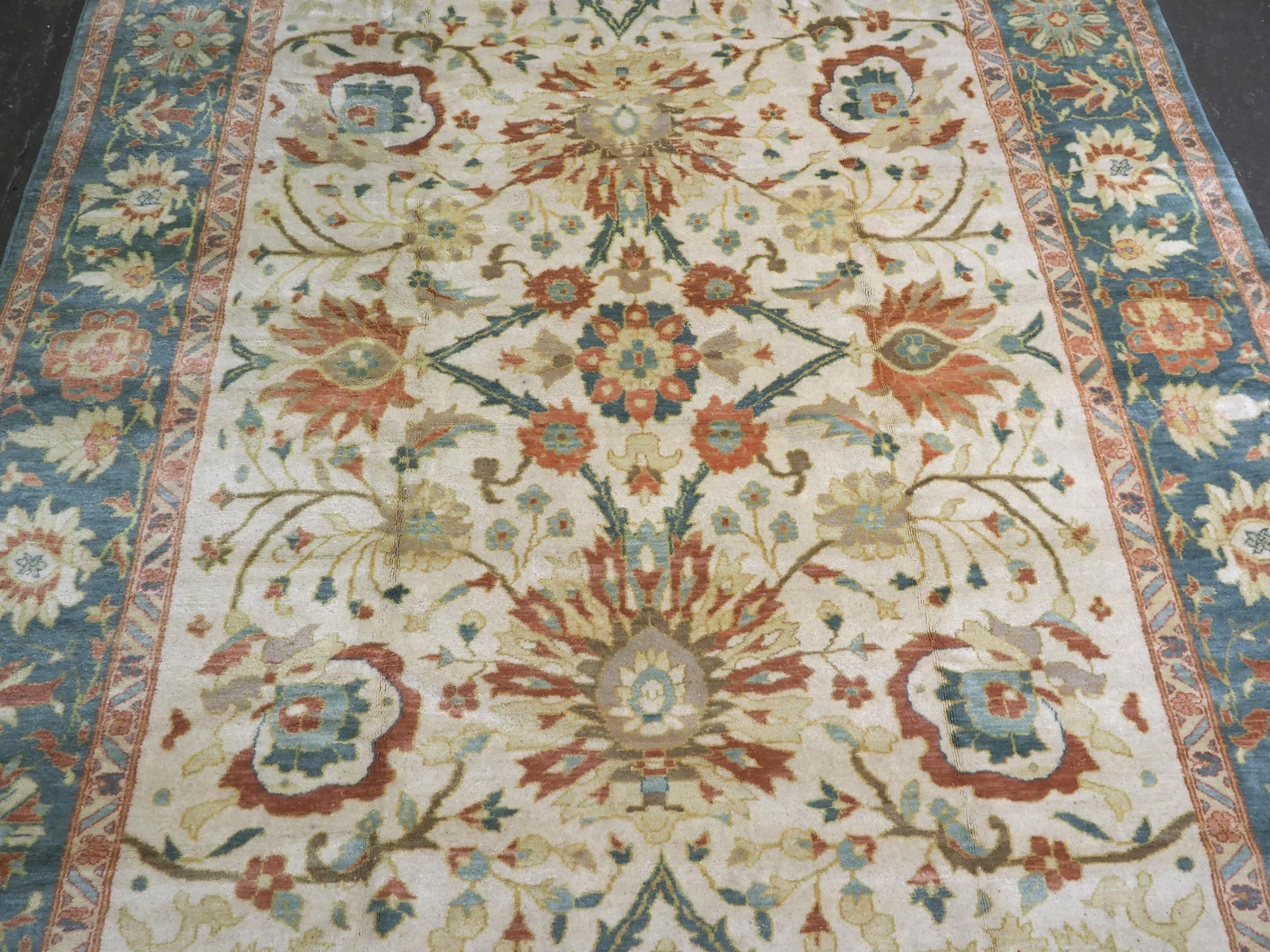 Vintage Mahal style carpet with all over large scale design on an ivory ground. In Good Condition For Sale In Moreton-In-Marsh, GB
