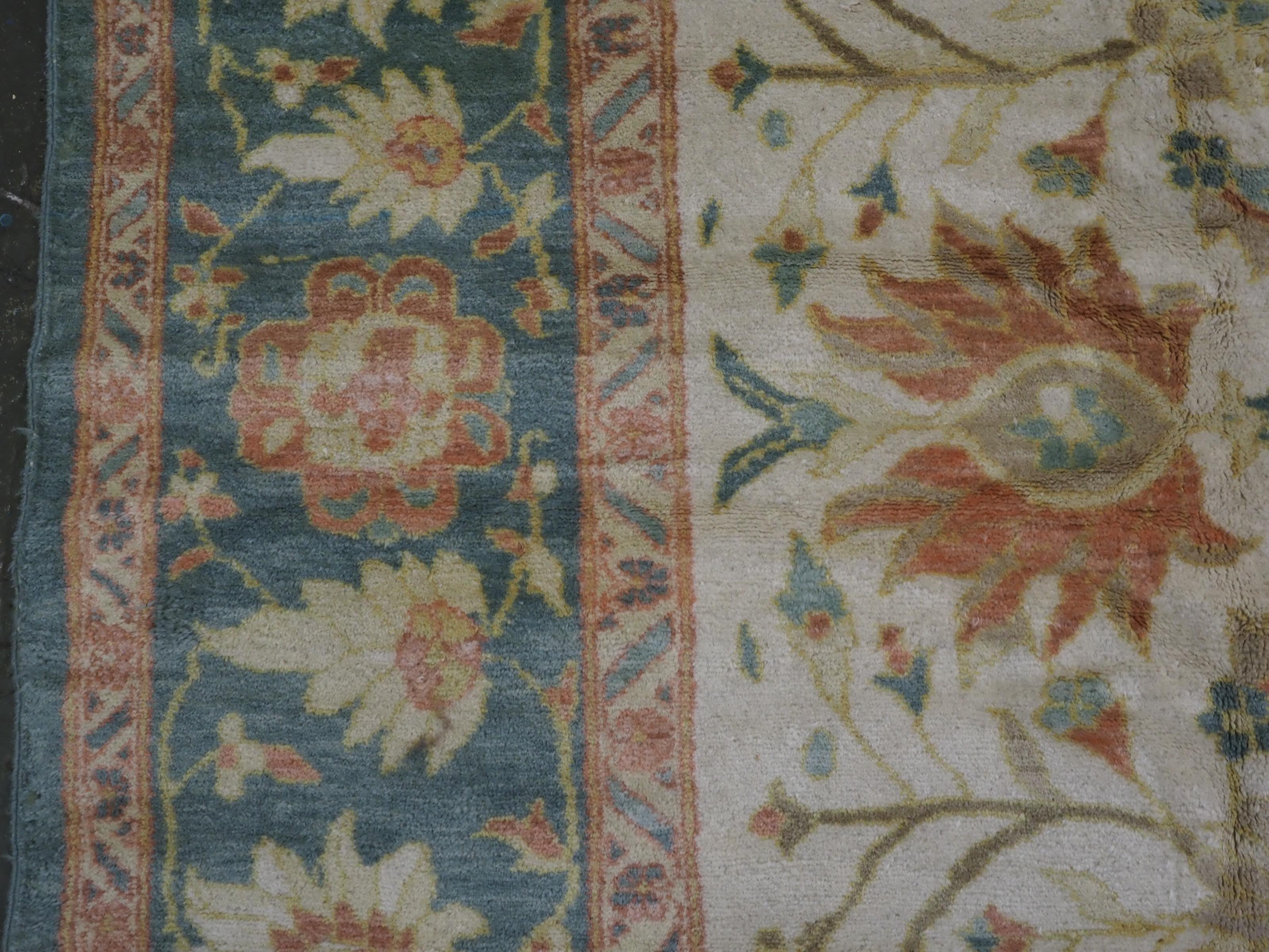 Vintage Mahal-Teppich im Vintage-Stil im Mahal-Stil mit großformatigem Design auf elfenbeinfarbenem Grund. im Angebot 1