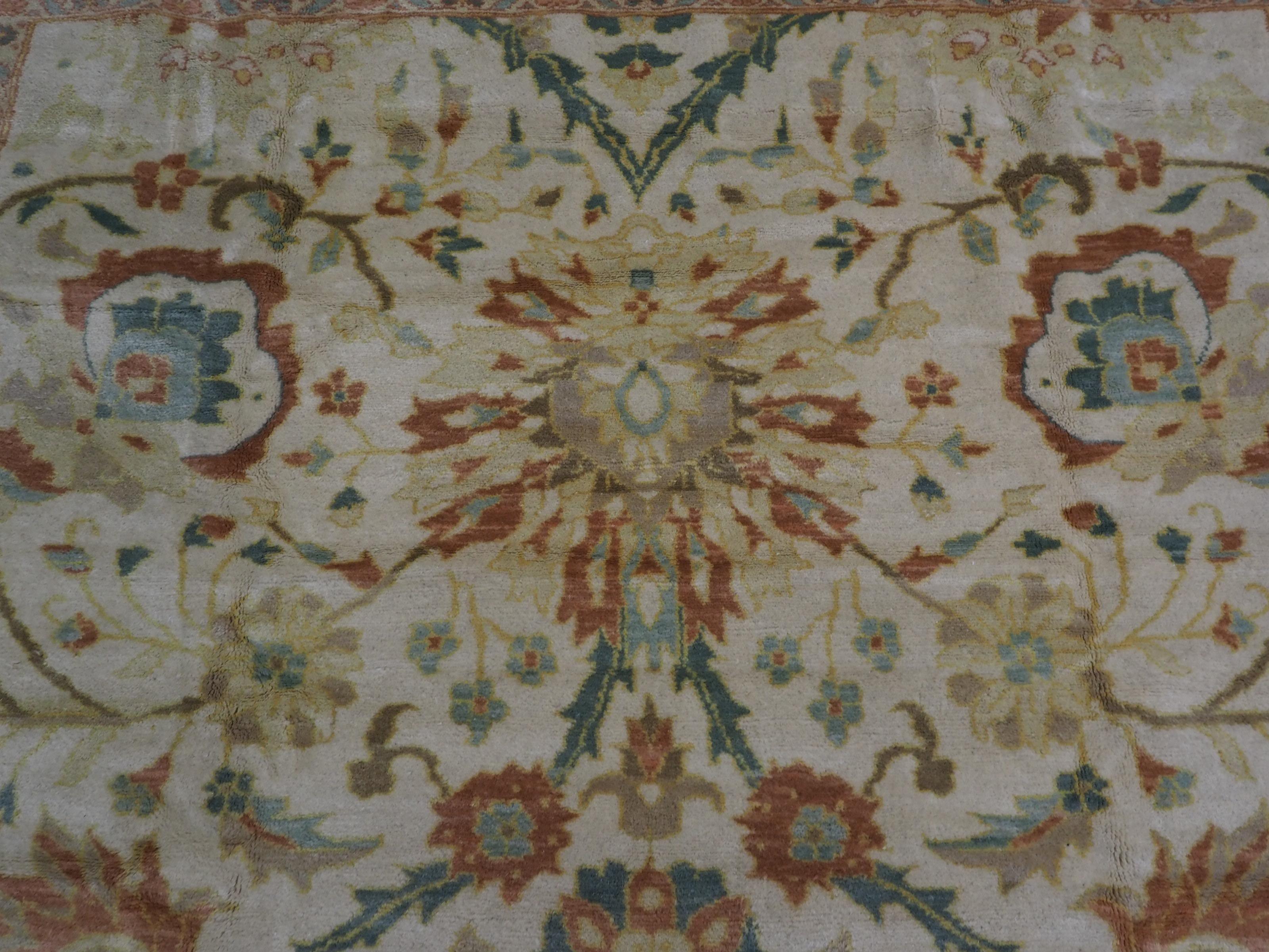 Vintage Mahal-Teppich im Vintage-Stil im Mahal-Stil mit großformatigem Design auf elfenbeinfarbenem Grund. im Angebot 2