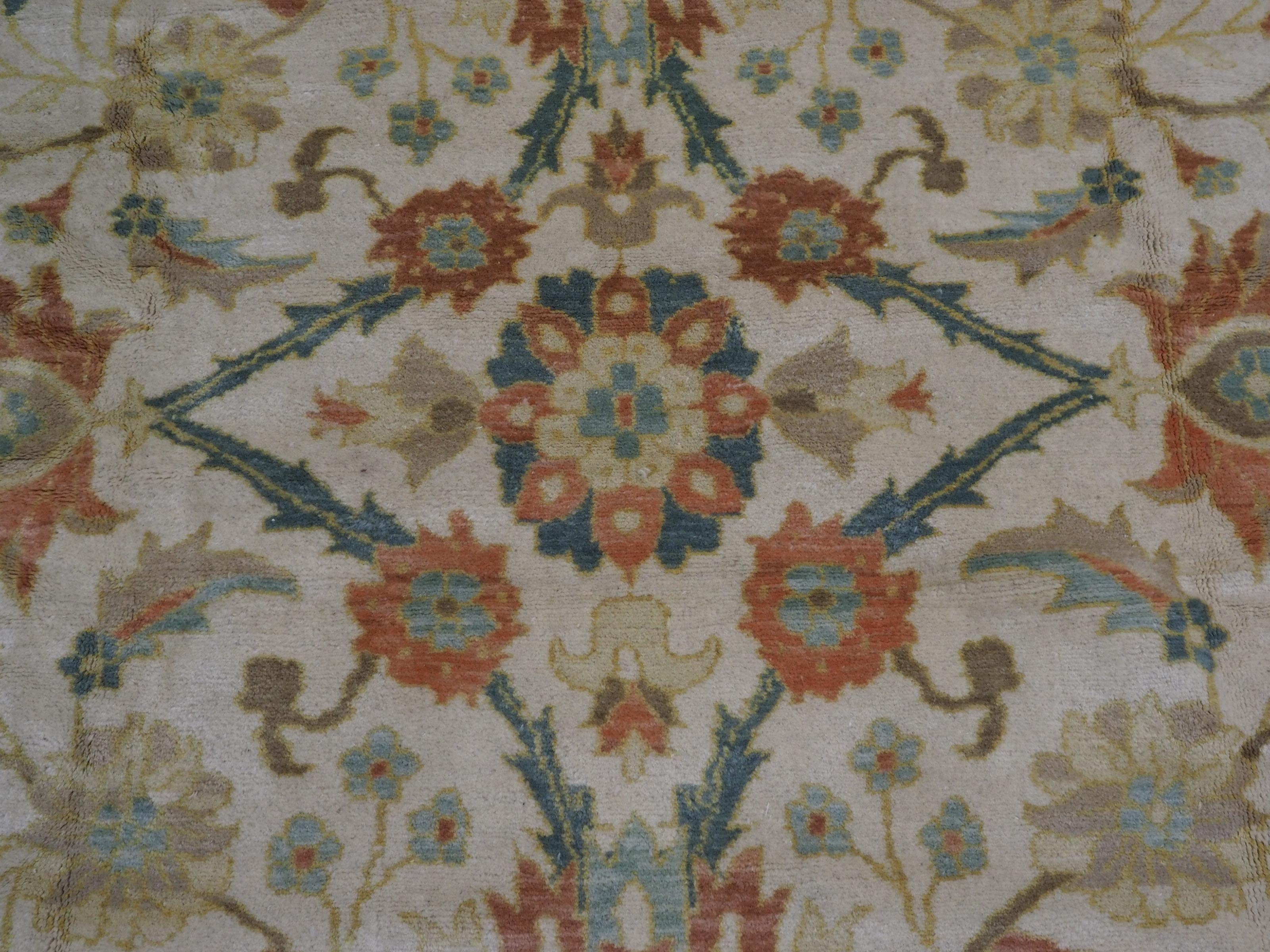 Vintage Mahal-Teppich im Vintage-Stil im Mahal-Stil mit großformatigem Design auf elfenbeinfarbenem Grund. im Angebot 3
