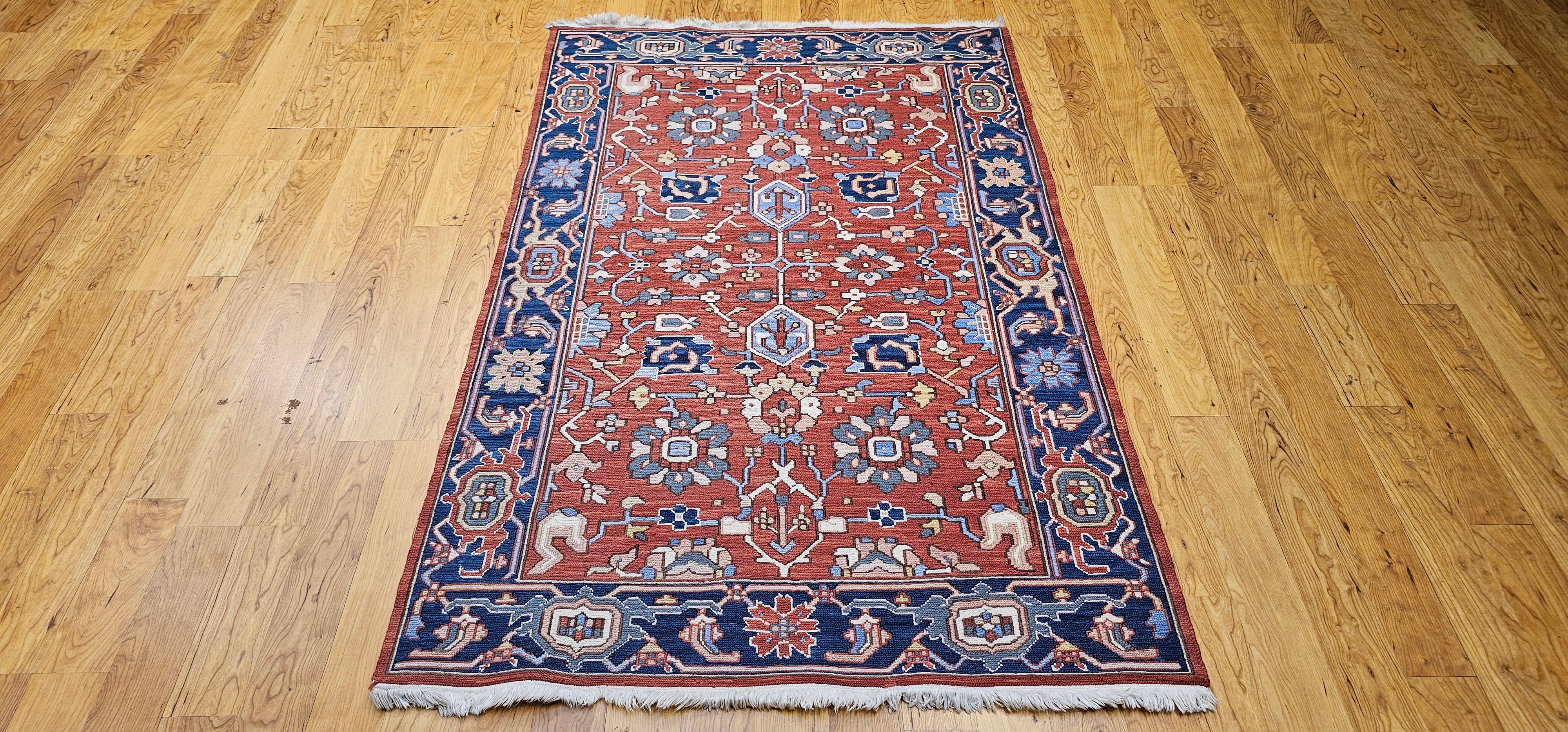 Dieser türkische Mahal-Sultanabad-Teppich im Vintage-Stil weist ein auffälliges Allover-Muster auf, das im traditionellen Soumak-Stil gewebt wurde. Das satte ziegelrote Feld wird durch eine dunkle marineblaue Bordüre ergänzt, die kühne geometrische