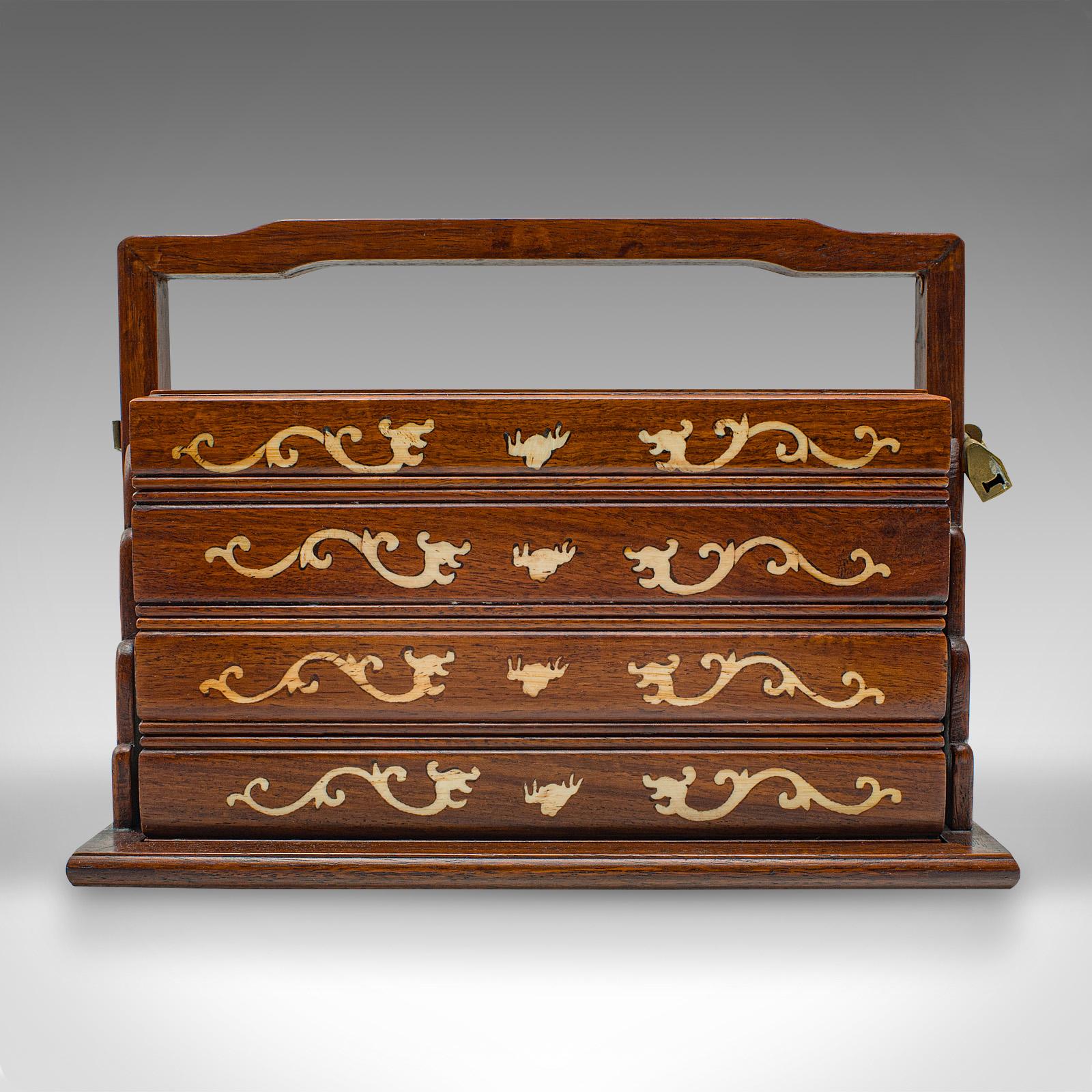 Chinois Boîtier chinois de jeu, forme de verrouillage, milieu de siècle, vers 1950 en vente