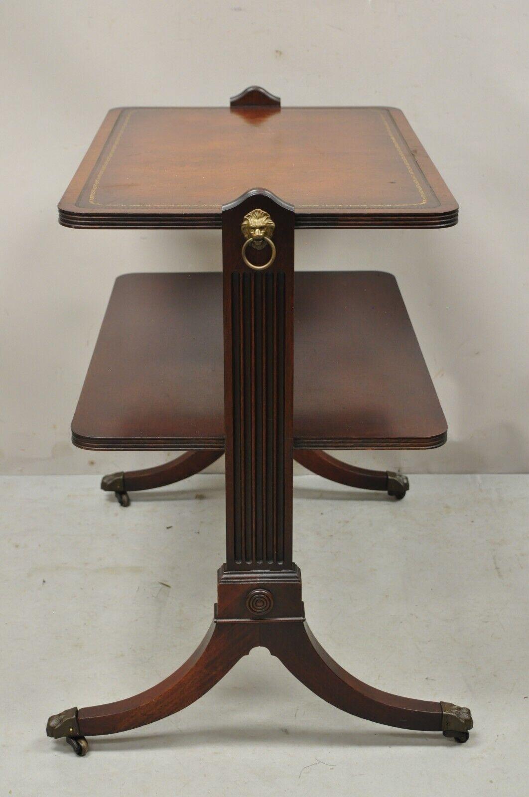 Cuir Table d'appoint vintage en acajou à 2 niveaux avec plateau en cuir brun ouvragé en vente