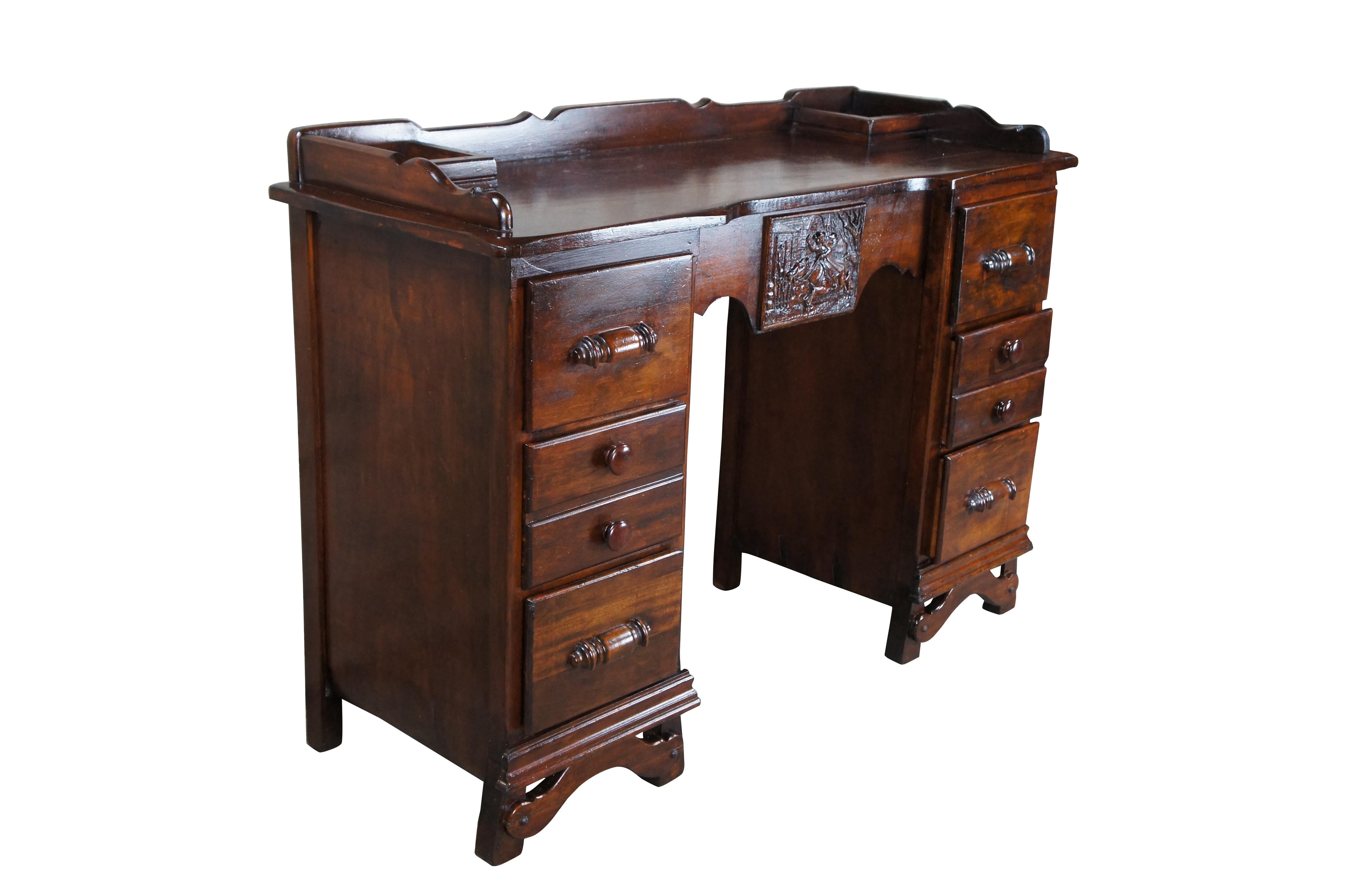 Vintage Mahogany American Colonial Kneehole Library Vanity Writing Desk In Fair Condition For Sale In Dayton, OH