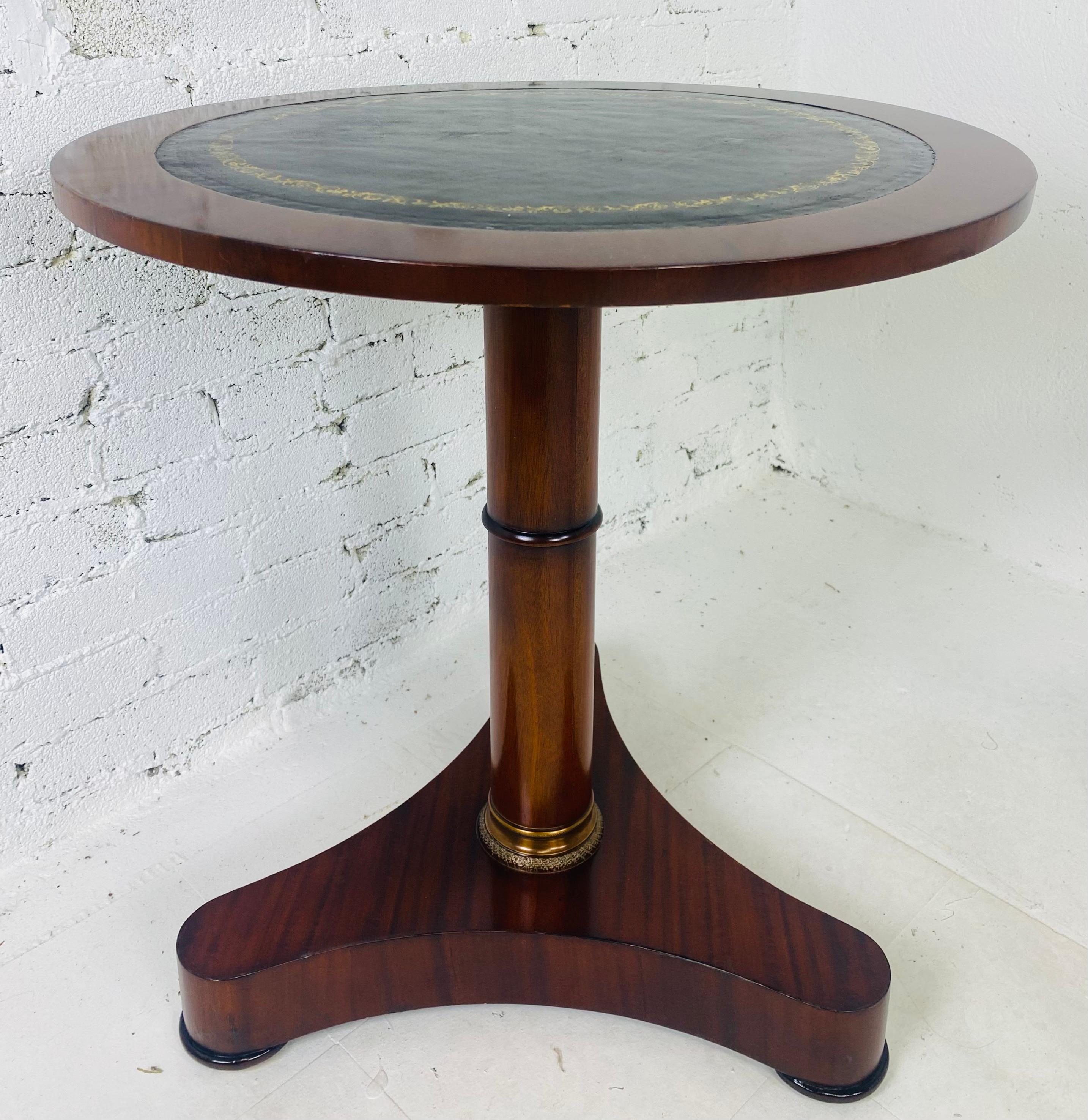 Vintage martini-Tisch aus Mahagoni und Leder im Empire-Stil nach Maitland Smith im Zustand „Gut“ im Angebot in Allentown, PA