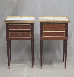 Comodini spagnoli d'epoca in mogano e marmo con ormolatura in ottone - una coppia