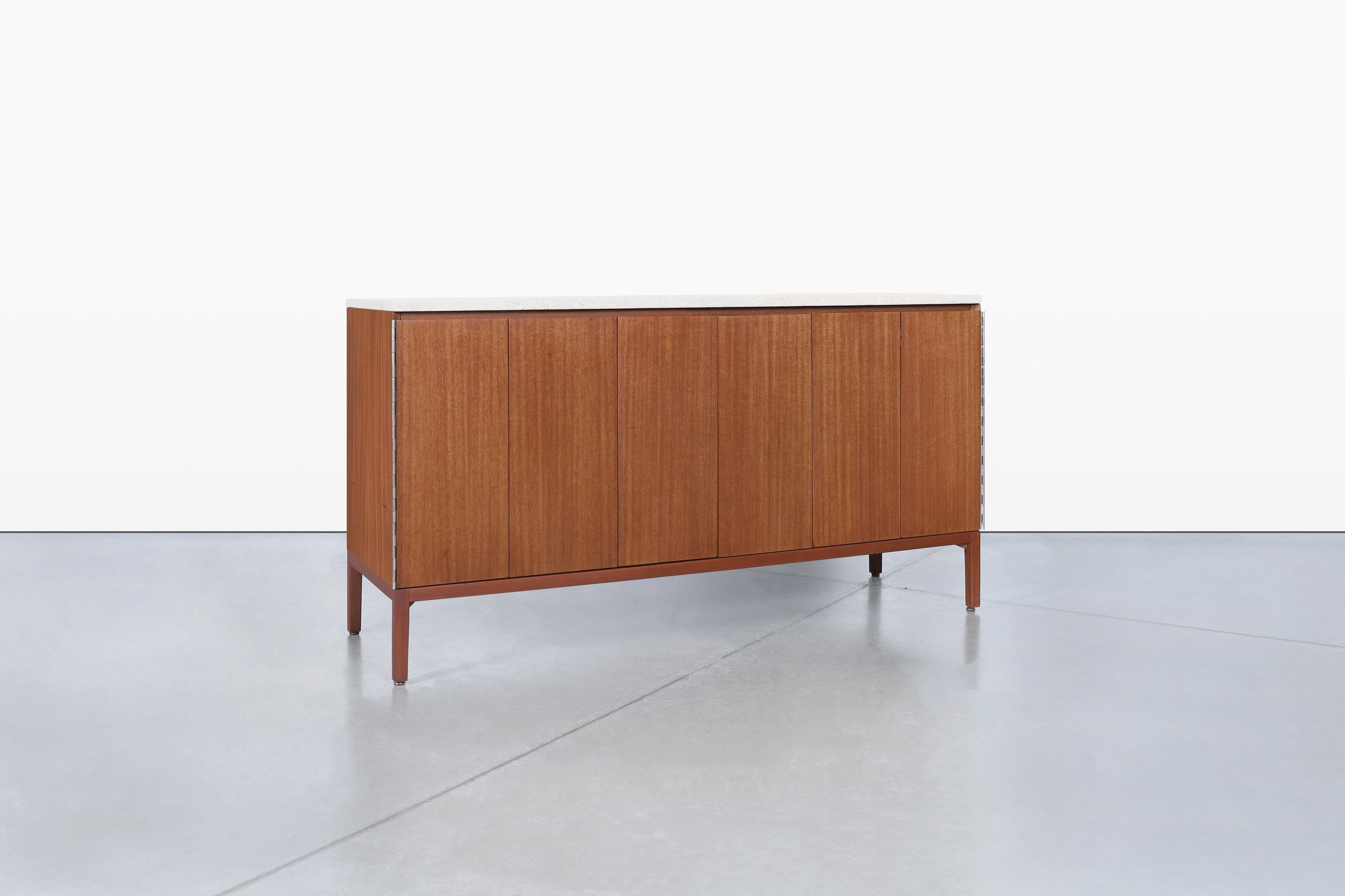 Questa squisita credenza vintage in mogano, disegnata dal celebre Paul McCobb e realizzata da Calvin Furniture, è davvero un'aggiunta notevole a qualsiasi casa. Conosciuto per la sua qualità impareggiabile e il suo design senza tempo, questo mobile
