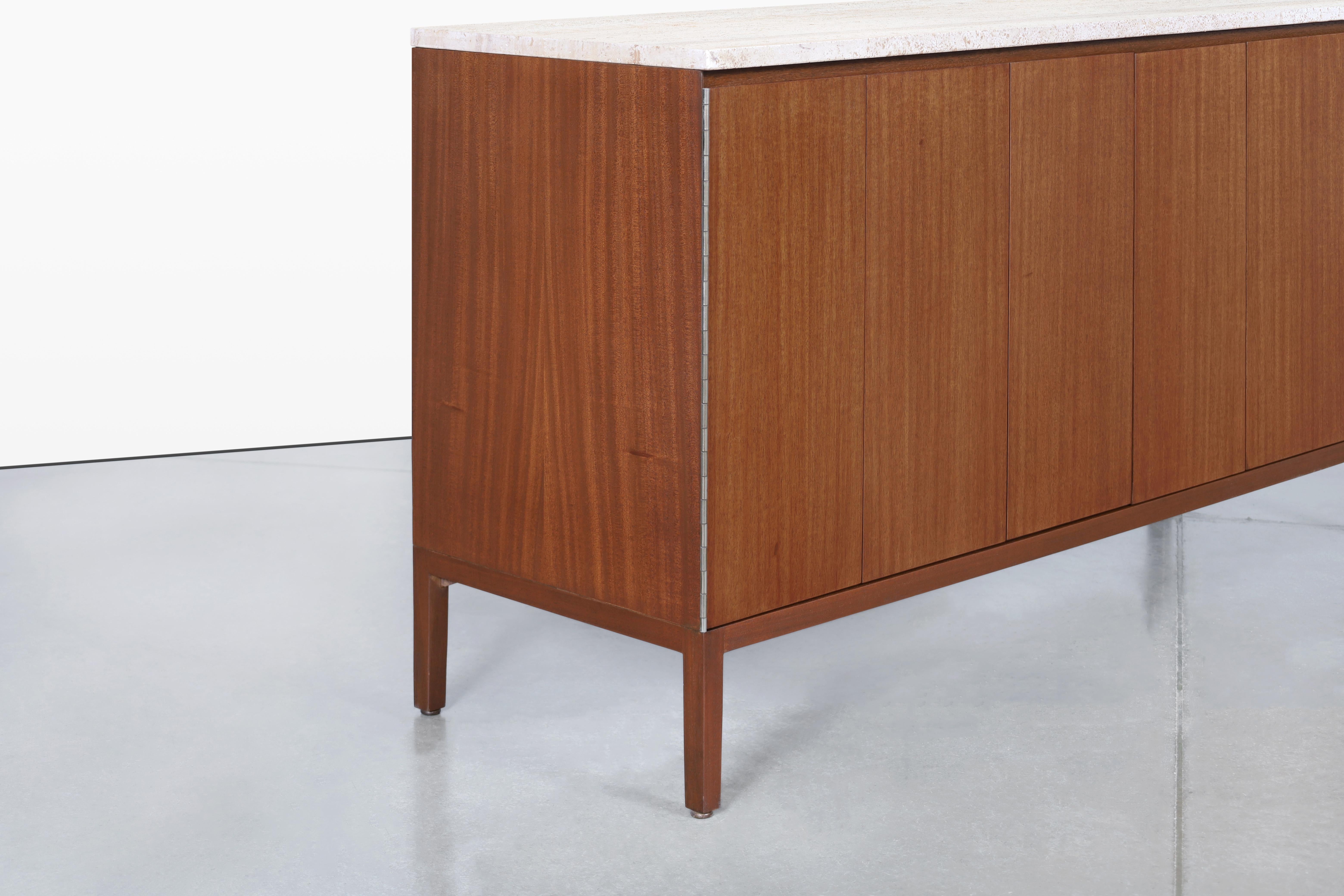 Mid-Century moderno Credenza vintage in mogano e travertino di Paul McCobb per Calvin Furniture in vendita