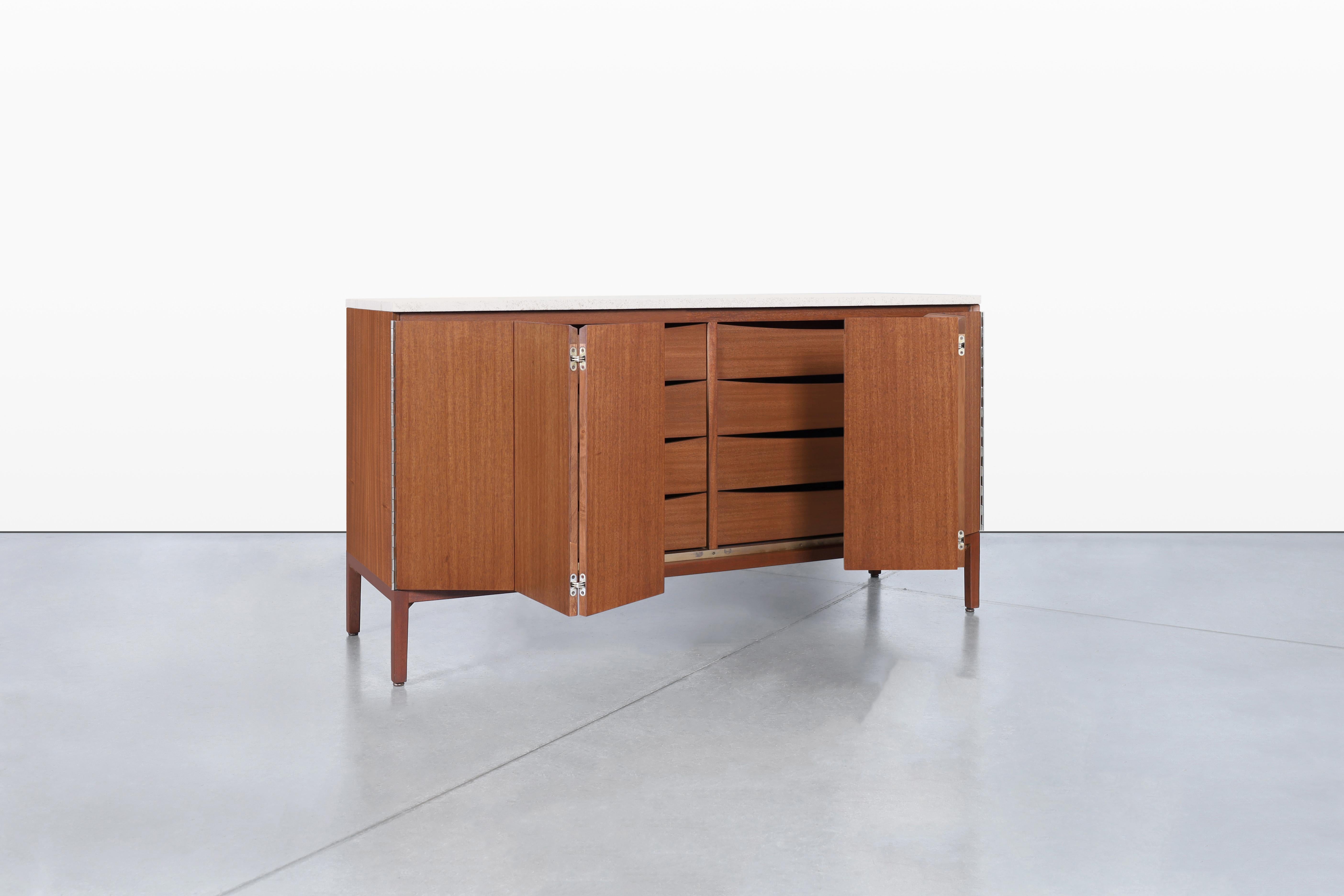 Metà XX secolo Credenza vintage in mogano e travertino di Paul McCobb per Calvin Furniture in vendita