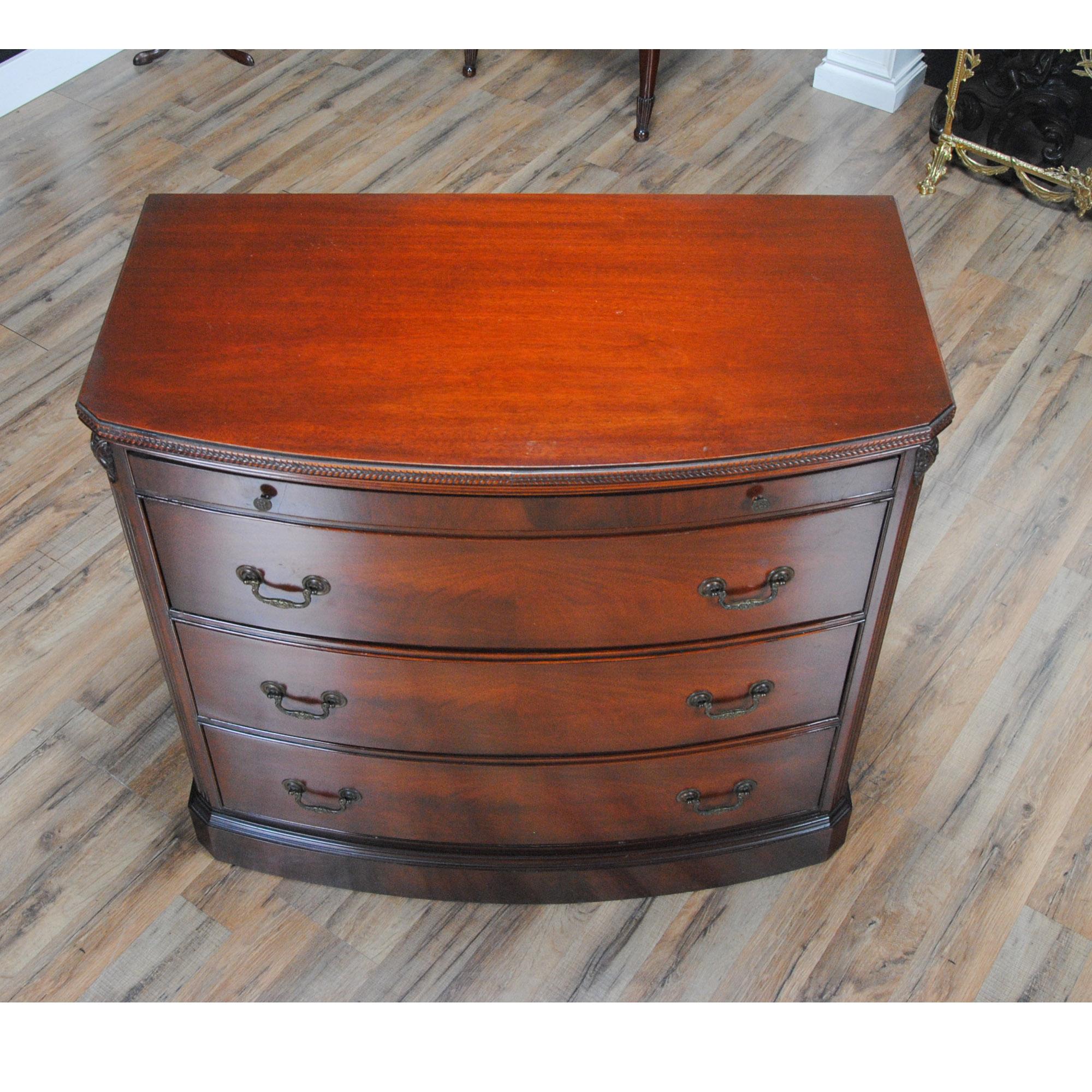 Vintage Mahogany Bachelors Chest In Good Condition In Annville, PA