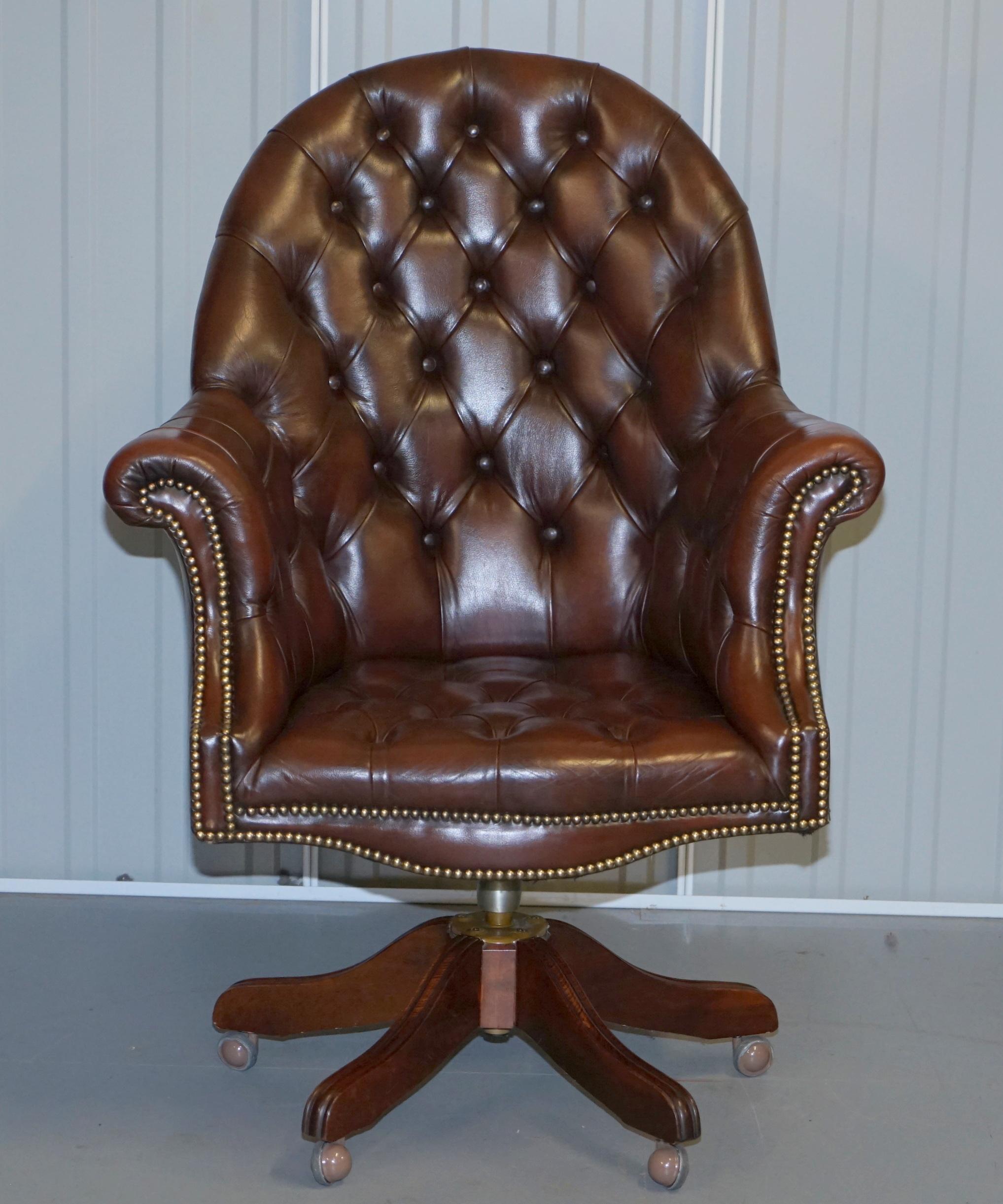 We are delighted to offer for sale this lovely original vintage hand dyed Mahogany brown leather Chesterfield tufted directors chair

A very good looking well made and comfortable directors chair. Its chesterfield buttoned both back and base, the