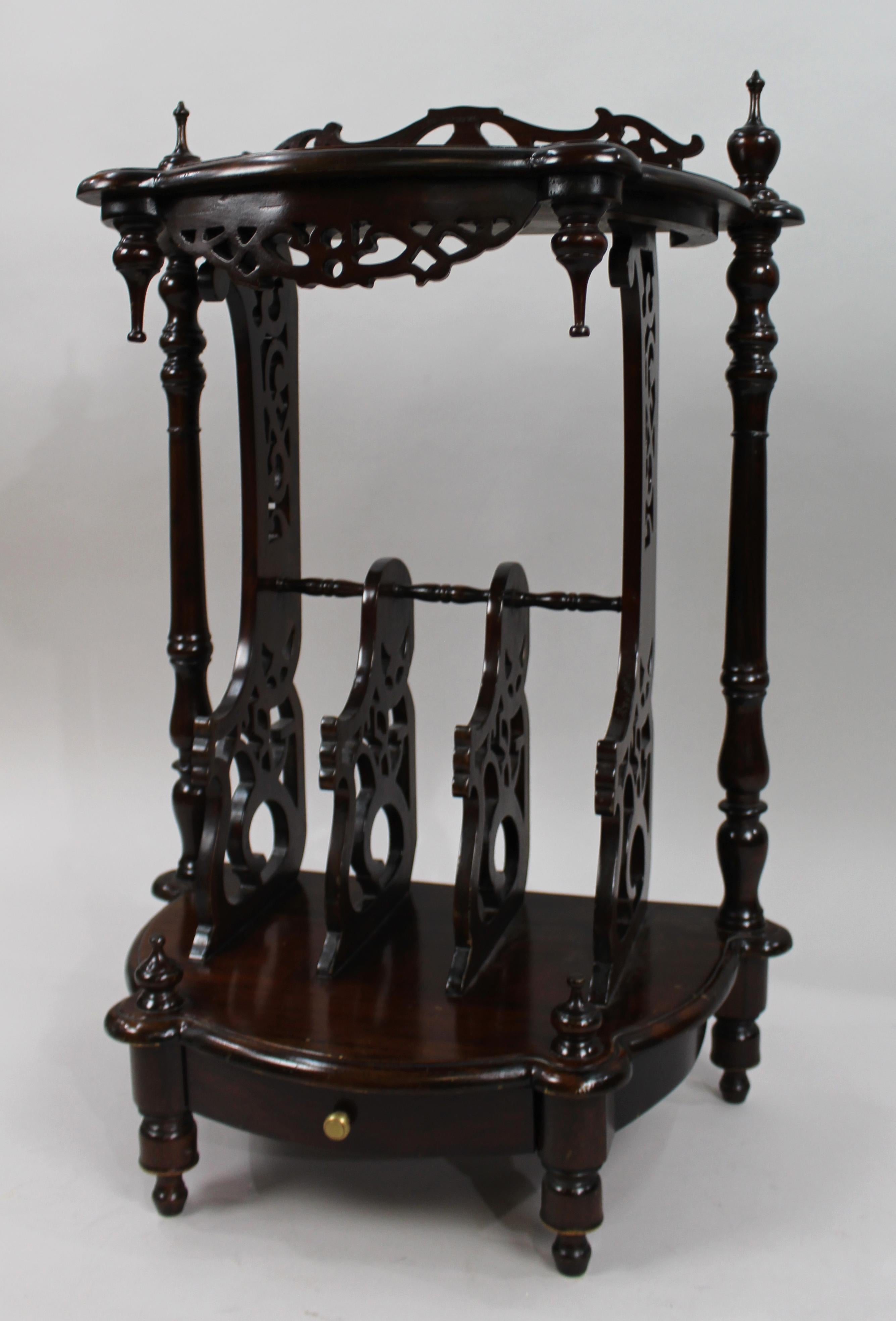Vintage mahogany Canterbury magazine rack


Measures: Width: 60 cm

Depth: 38 cm

Height: 89 cm

Good looking Victorian style mahogany magazine rack side table.

Mid/late twentieth century

Fretwork with turned finials. Racks to the