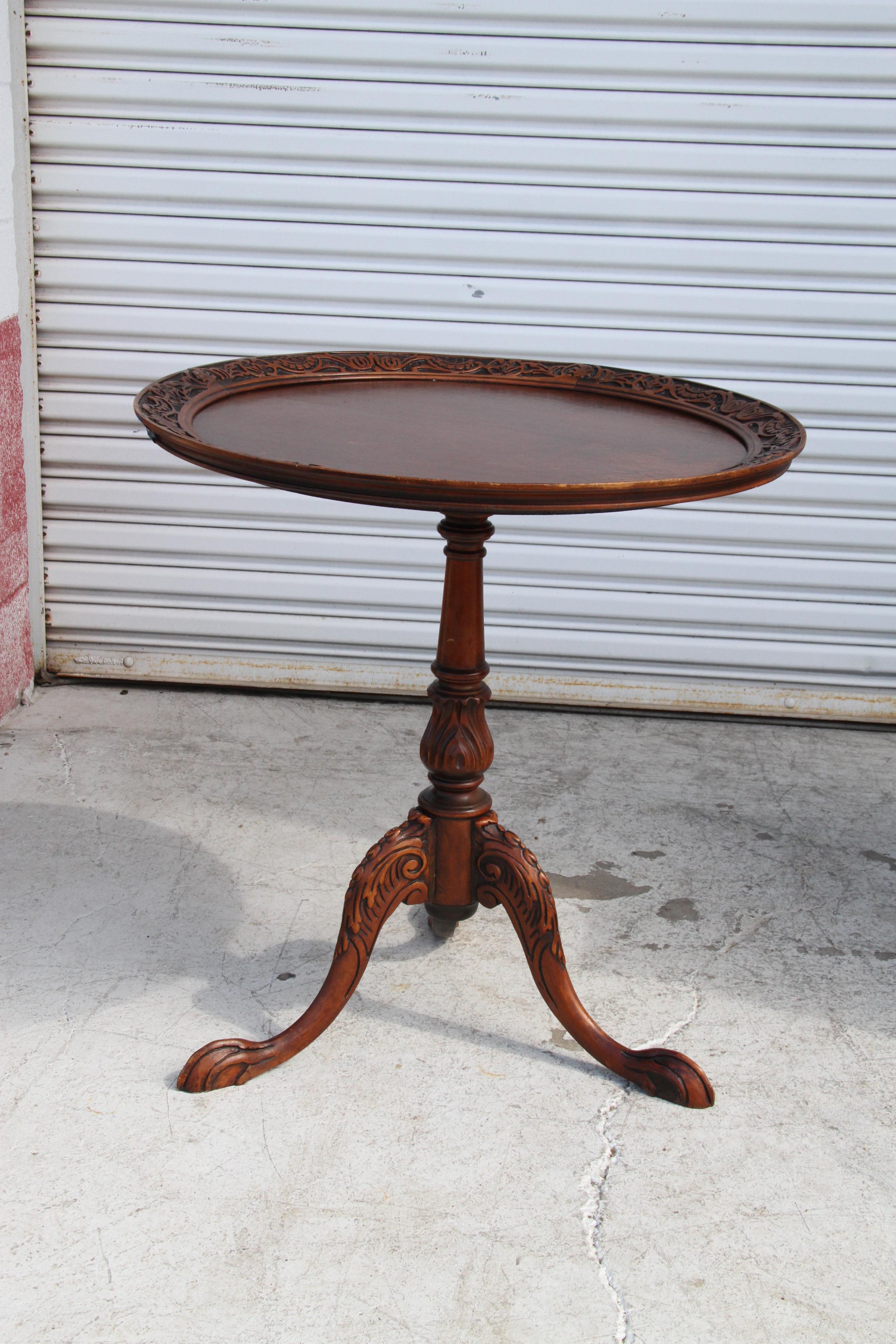 Vintage Solid Mahogany 29? Round Pie Crust Accent Table 

Ornately carved side table great for lamps or entries.
38? High
29? Diameter