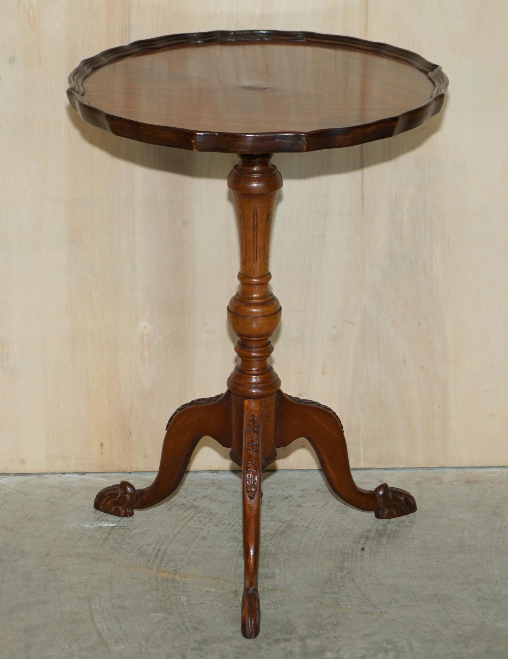 We are delighted to offer this lovely vintage light Mahogany Pie crust edge lamp or side table.

It has a lovely flamed mahogany top

A good-looking well-made tripod table in good, we have cleaned waxed and polished it from top to bottom, there