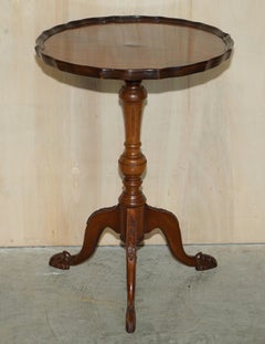 Table à vin d'appoint vintage à trois pieds en acajou sculpté avec bords arrondis en forme de tarte