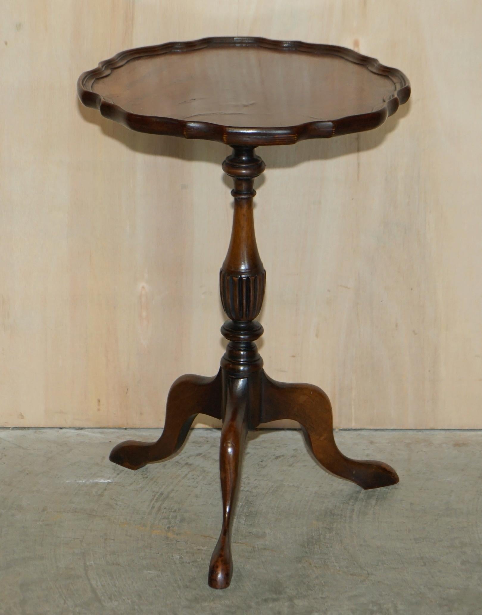 Hand-Crafted Vintage Mahogany Carved Legs Pie Crust Edge Tripod Lamp Side End Wine Table For Sale