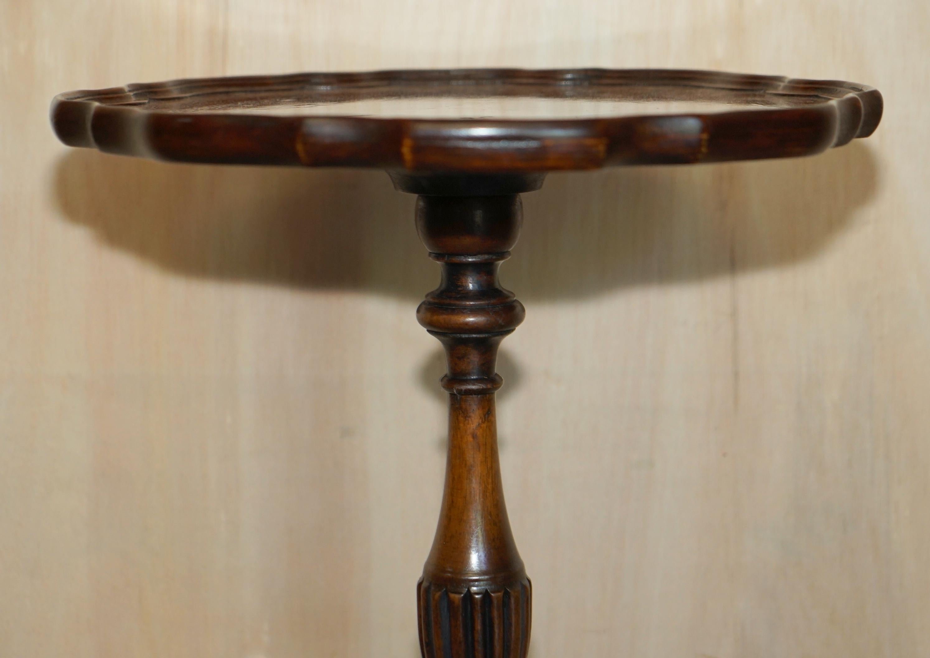 20th Century Vintage Mahogany Carved Legs Pie Crust Edge Tripod Lamp Side End Wine Table For Sale