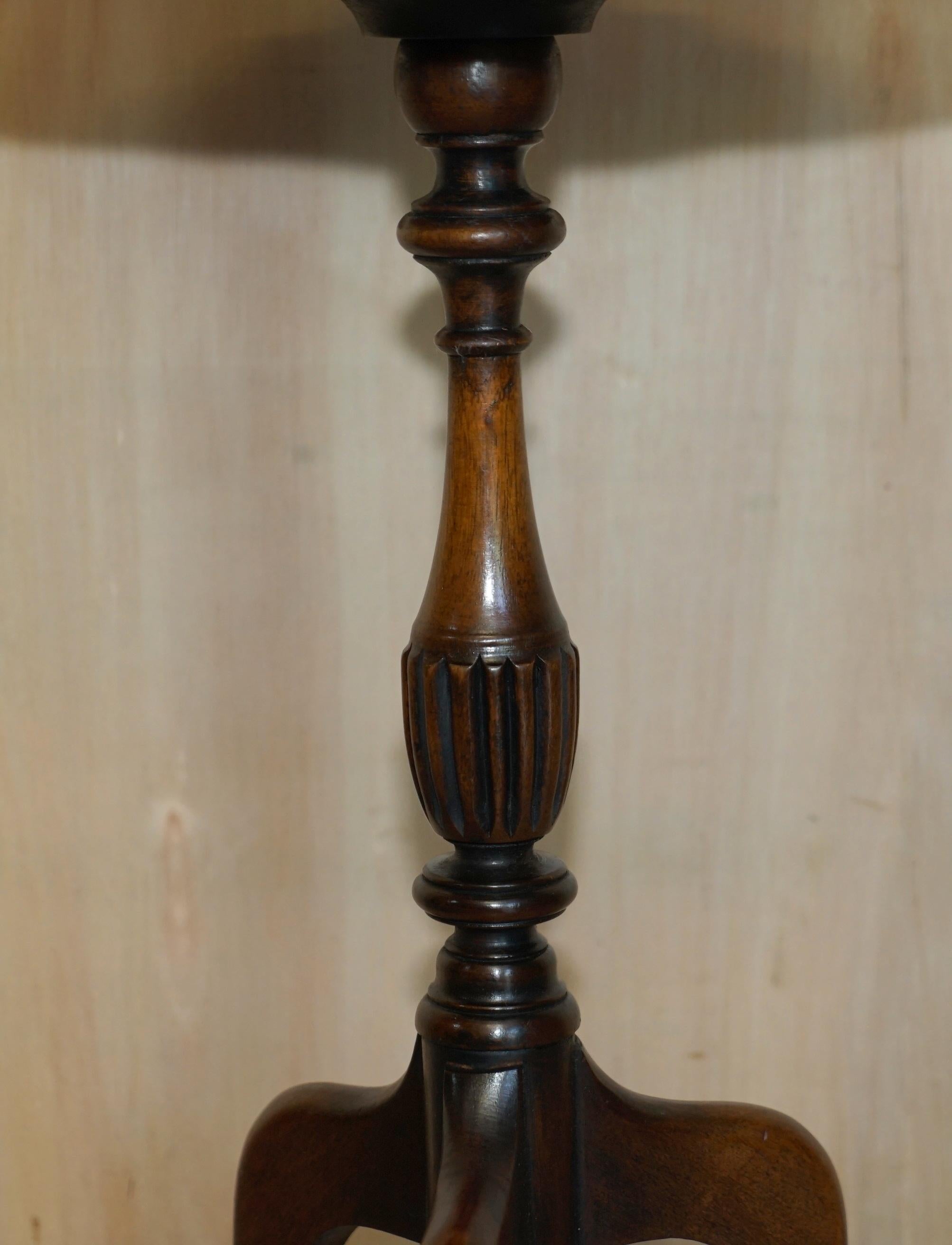 Vintage Mahogany Carved Legs Pie Crust Edge Tripod Lamp Side End Wine Table For Sale 1
