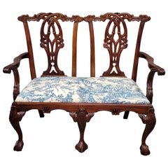 Chippendale-Bank aus Mahagoni im Vintage-Stil mit Schumacher-Chinoiserie-Polsterung