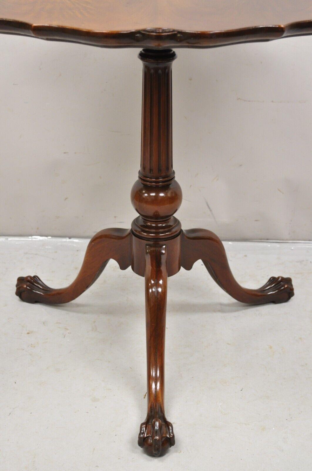 Vintage Mahogany Chippendale Georgian Style Round Pie Crust Pedestal Side Table In Good Condition For Sale In Philadelphia, PA